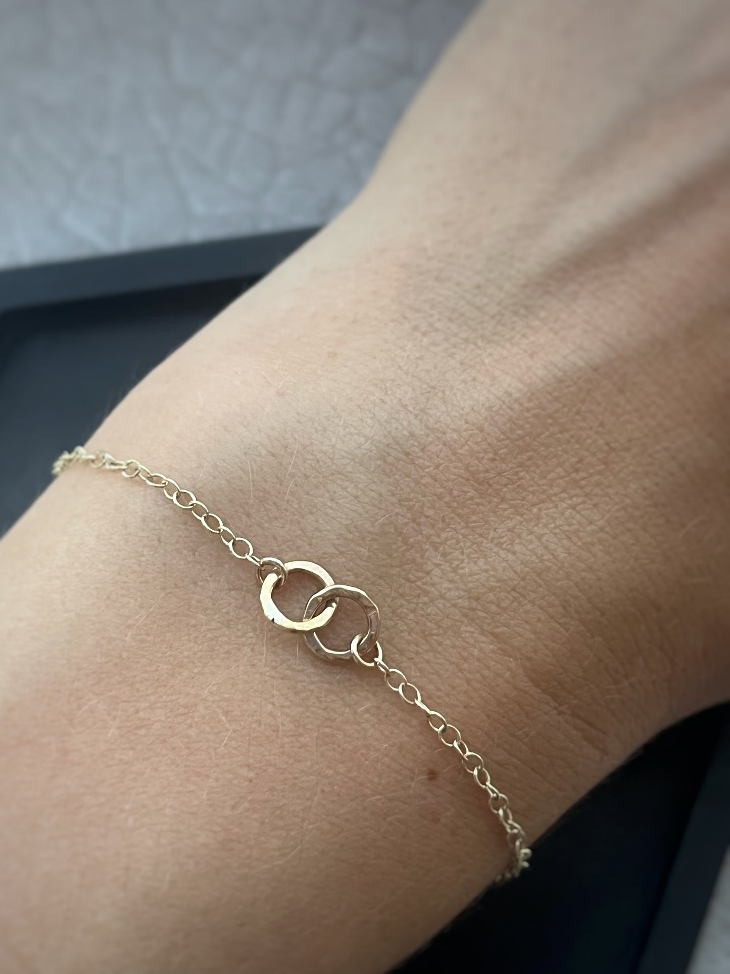 Solid 9ct gold interlocking 2 tiny circle hoop, hammered bracelet