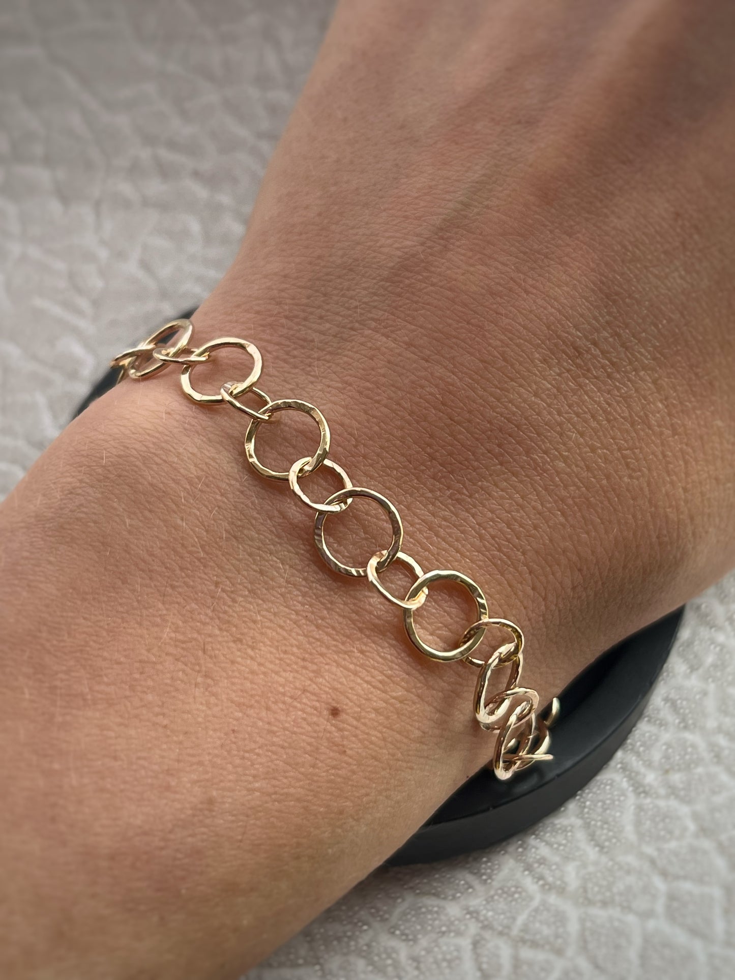 Solid 9ct gold hammered interlocking 2 size yellow gold hoop bracelet
