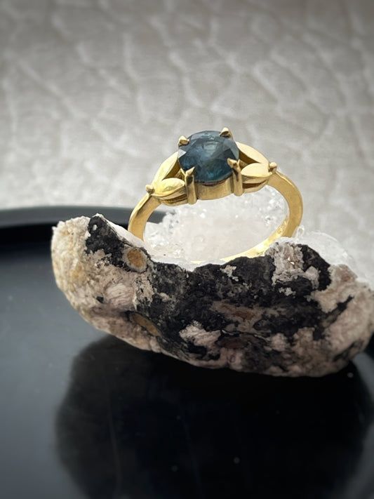 18ct Solid Yellow Gold Sapphire Leaf Ring – Handmade Nature-Inspired Ring with Natural 6mm Montana Sapphire
