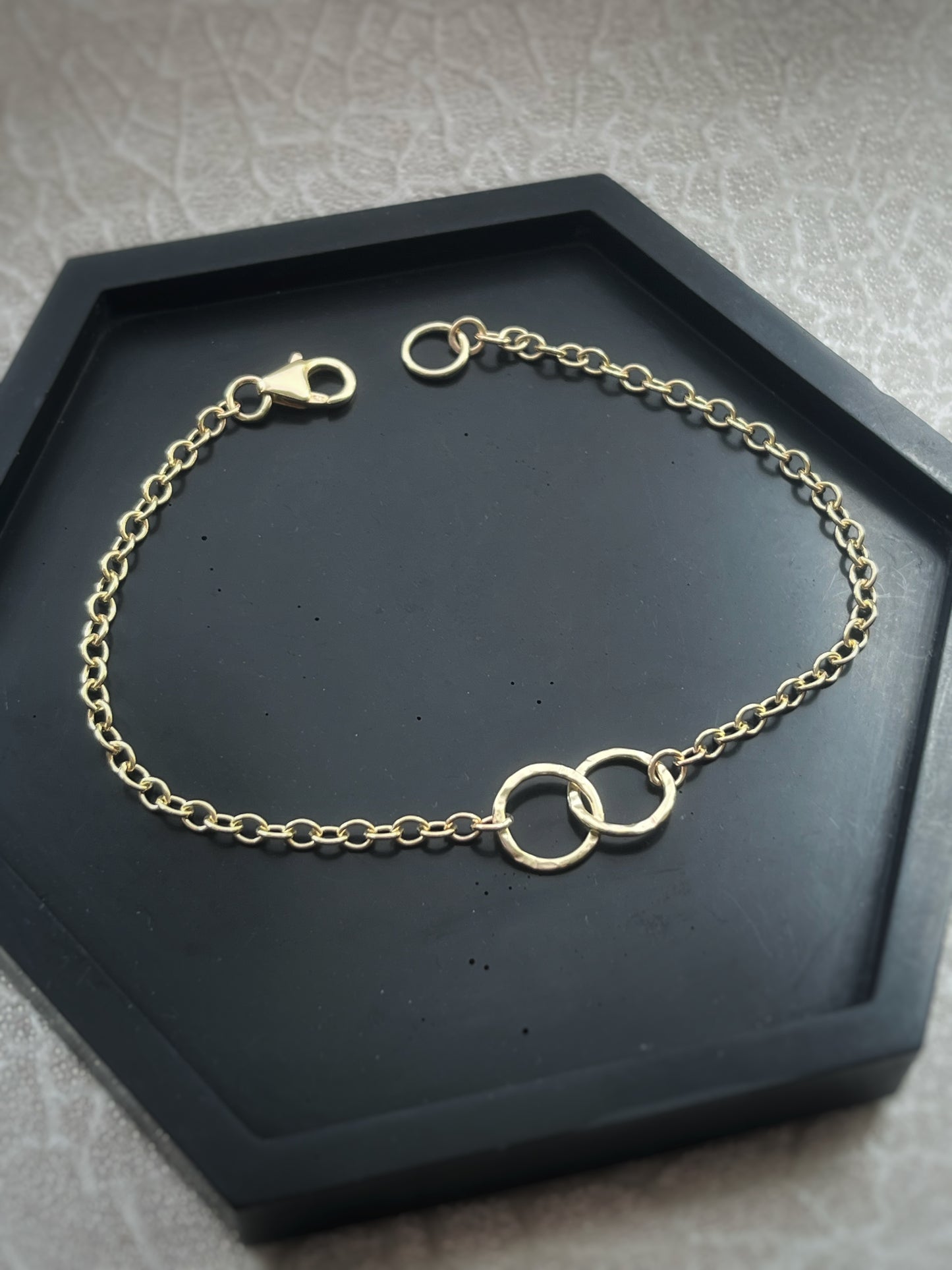 Solid 9ct gold heavy 2.5mm trace chain hammered 2 interlocking yellow gold hoop bracelet