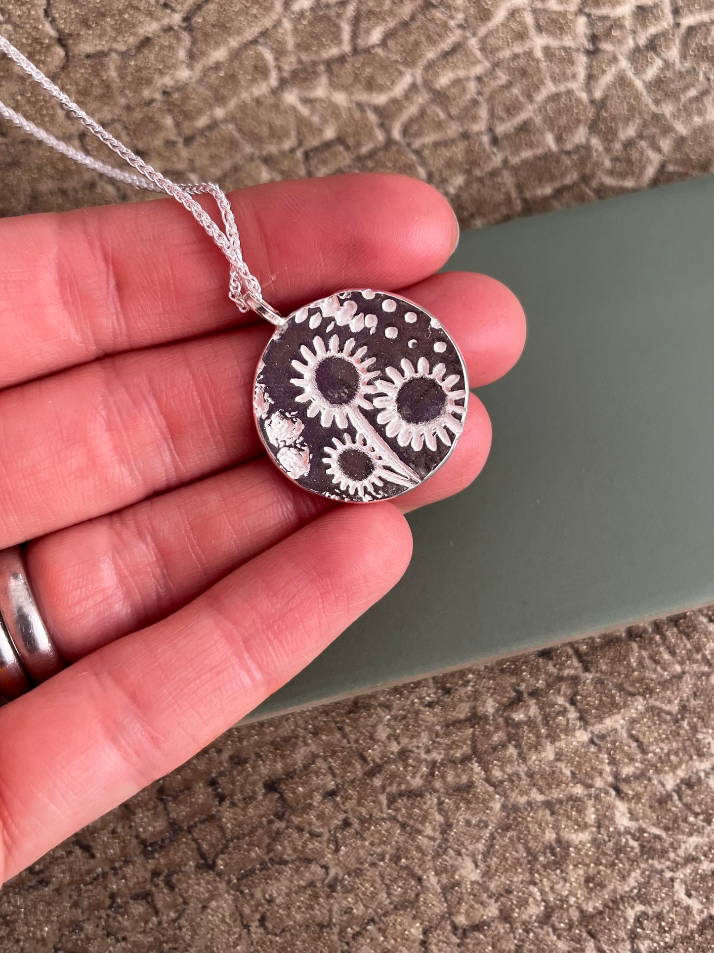 Fine silver abstract flower pattern pendant 25mm
