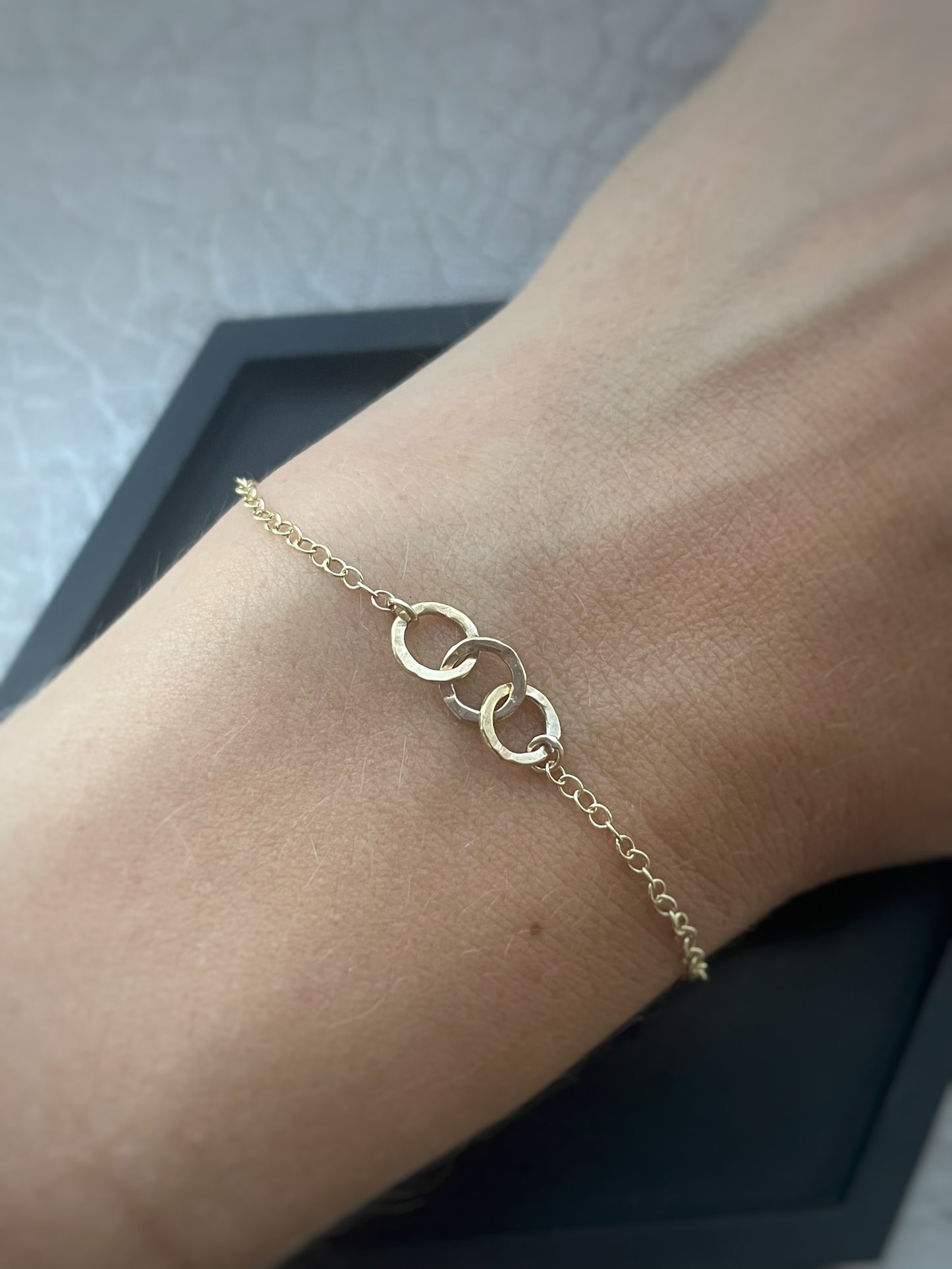 Solid 9ct gold interlocking 3 tiny circle hoop, hammered bracelet