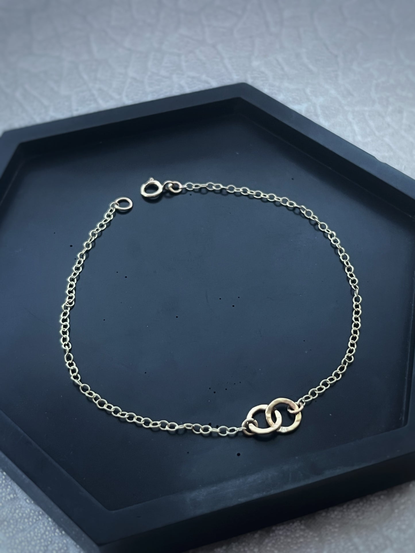 Solid 9ct gold interlocking 2 tiny circle hoop, hammered bracelet