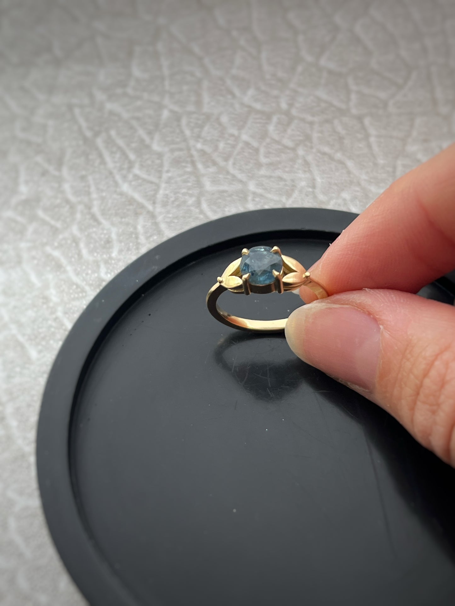 18ct Solid Yellow Gold Sapphire Leaf Ring – Handmade Nature-Inspired Ring with Natural 6mm Montana Sapphire