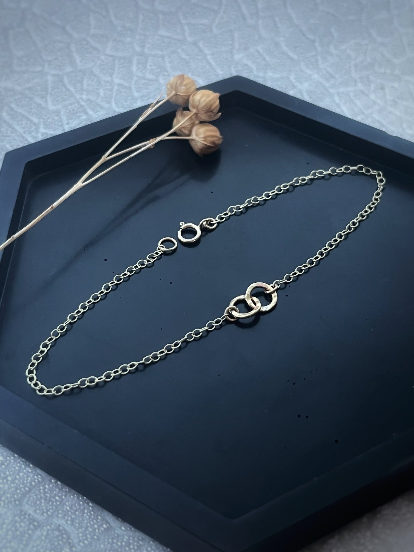 Solid 9ct gold interlocking 2 tiny circle hoop, hammered bracelet