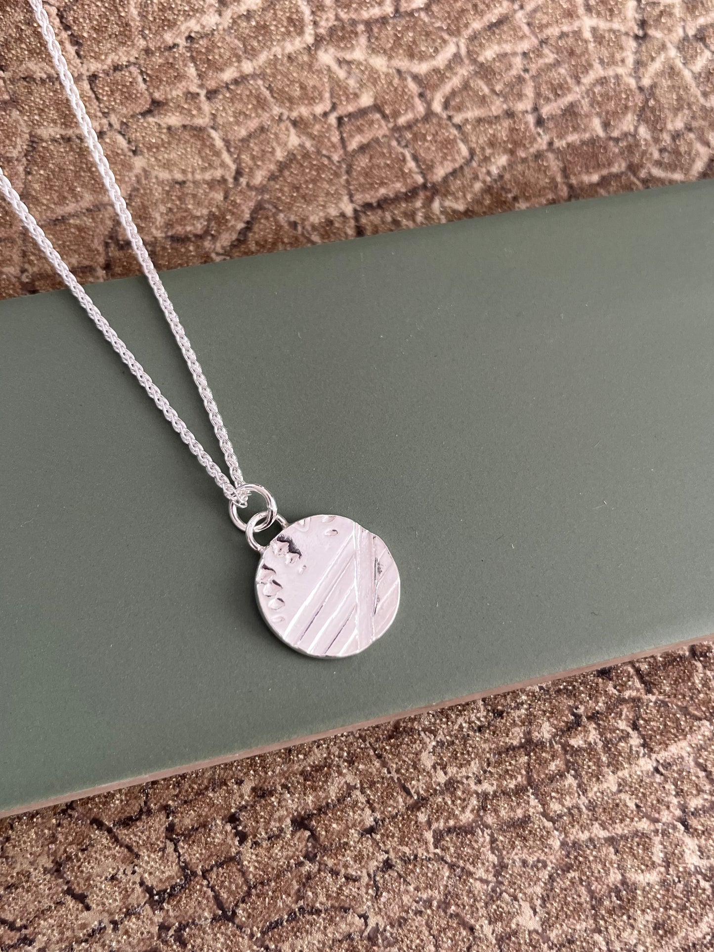 Fine silver abstract pattern pendant 16mm