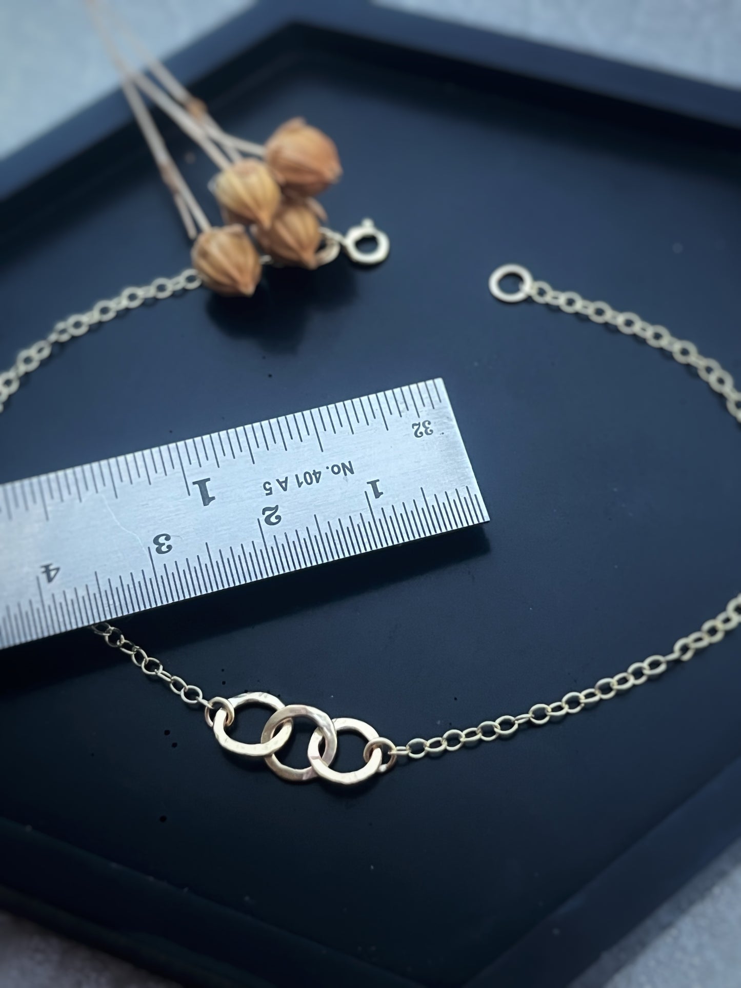 Solid 9ct gold interlocking 3 tiny circle hoop, hammered bracelet