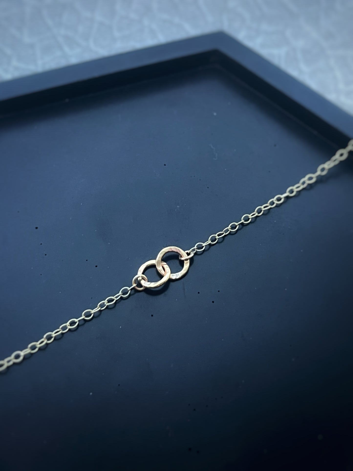 Solid 9ct gold interlocking 2 tiny circle hoop, hammered bracelet