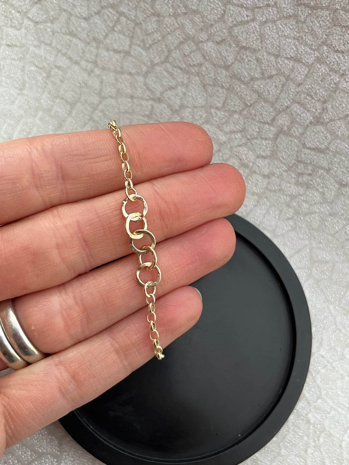 Solid 9ct gold heavy 2.3 belcher chain hammered 5 interlocking yellow gold hoop bracelet