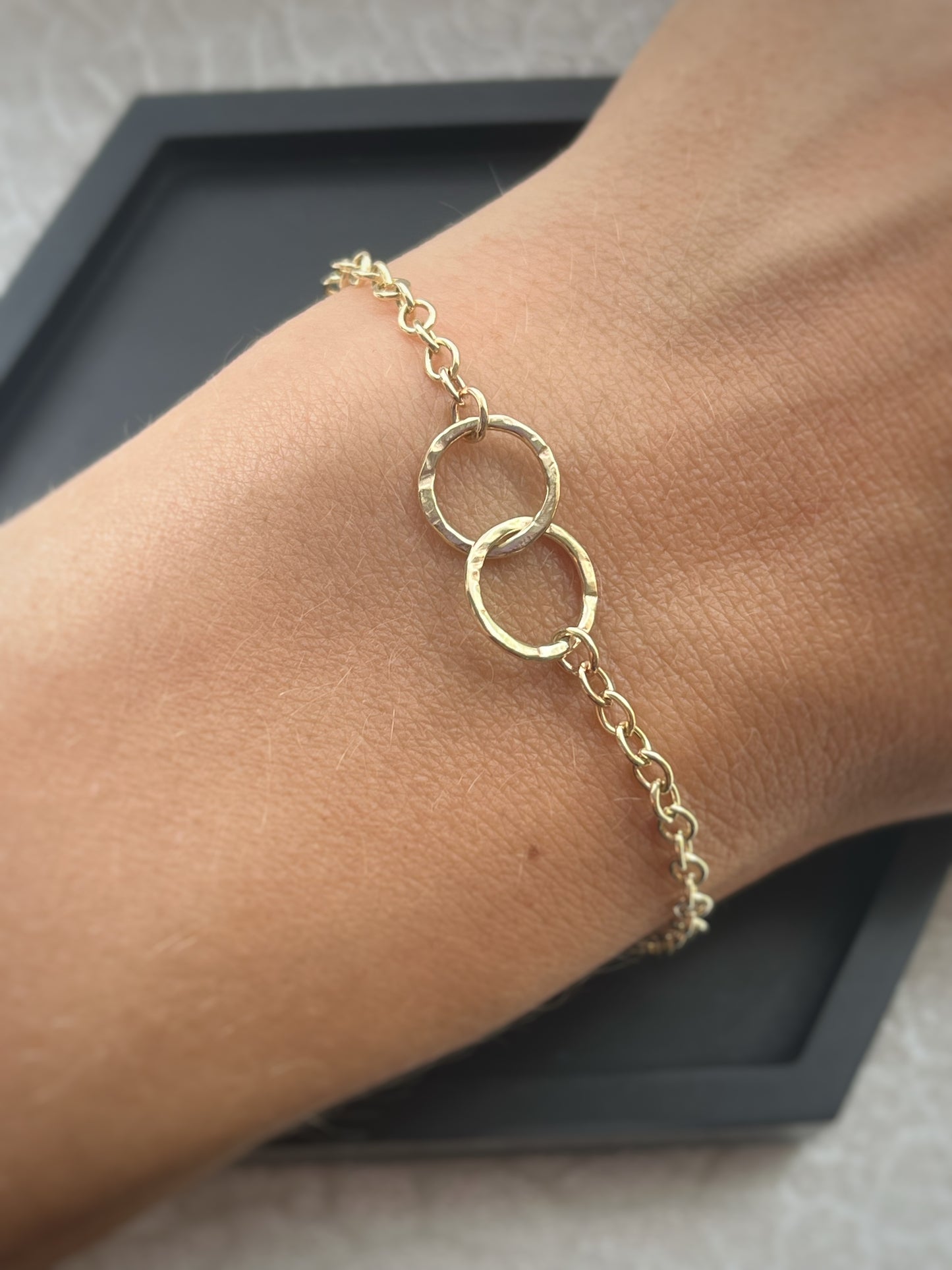 Solid 9ct gold heavy 2.5mm trace chain hammered 2 interlocking yellow gold hoop bracelet