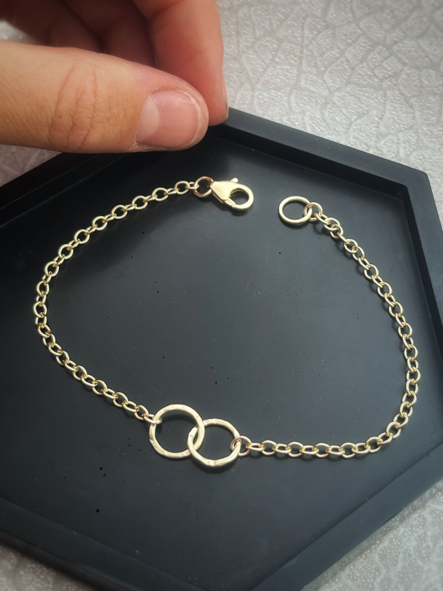 Solid 9ct gold heavy 2.5mm trace chain hammered 2 interlocking yellow gold hoop bracelet