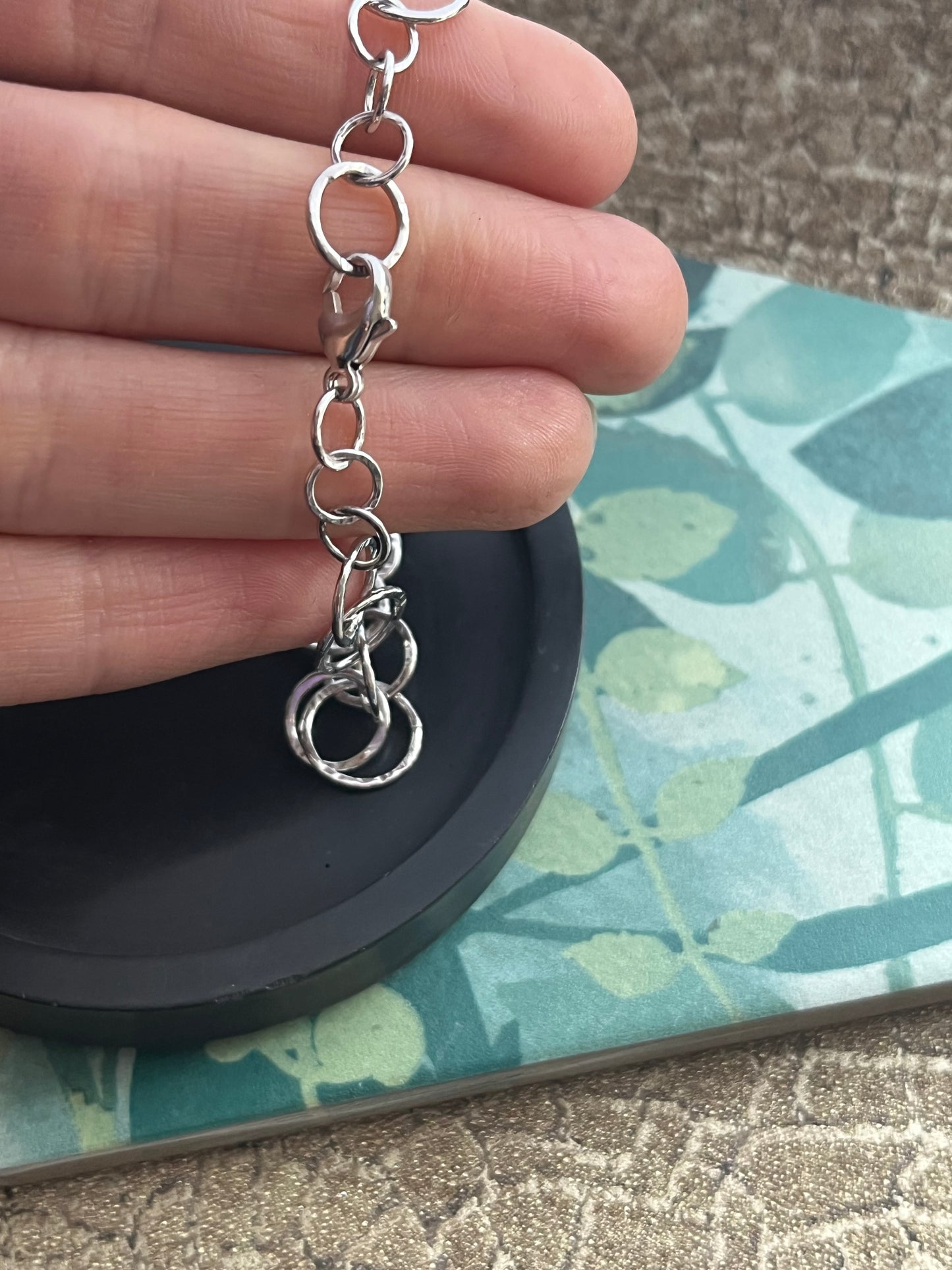 Solid 9ct white gold hammered hoop bracelet 7.5 inches