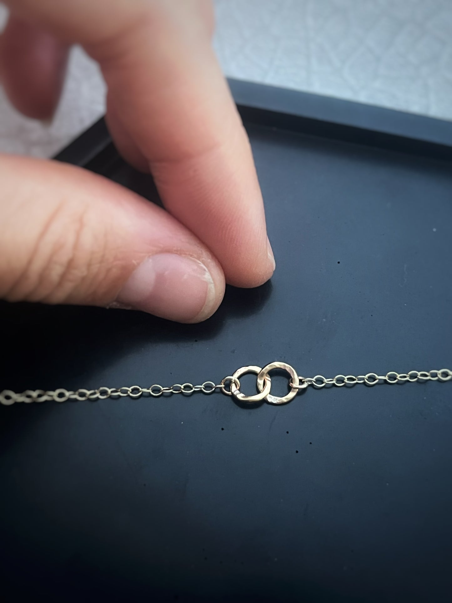 Solid 9ct gold interlocking 2 tiny circle hoop, hammered bracelet