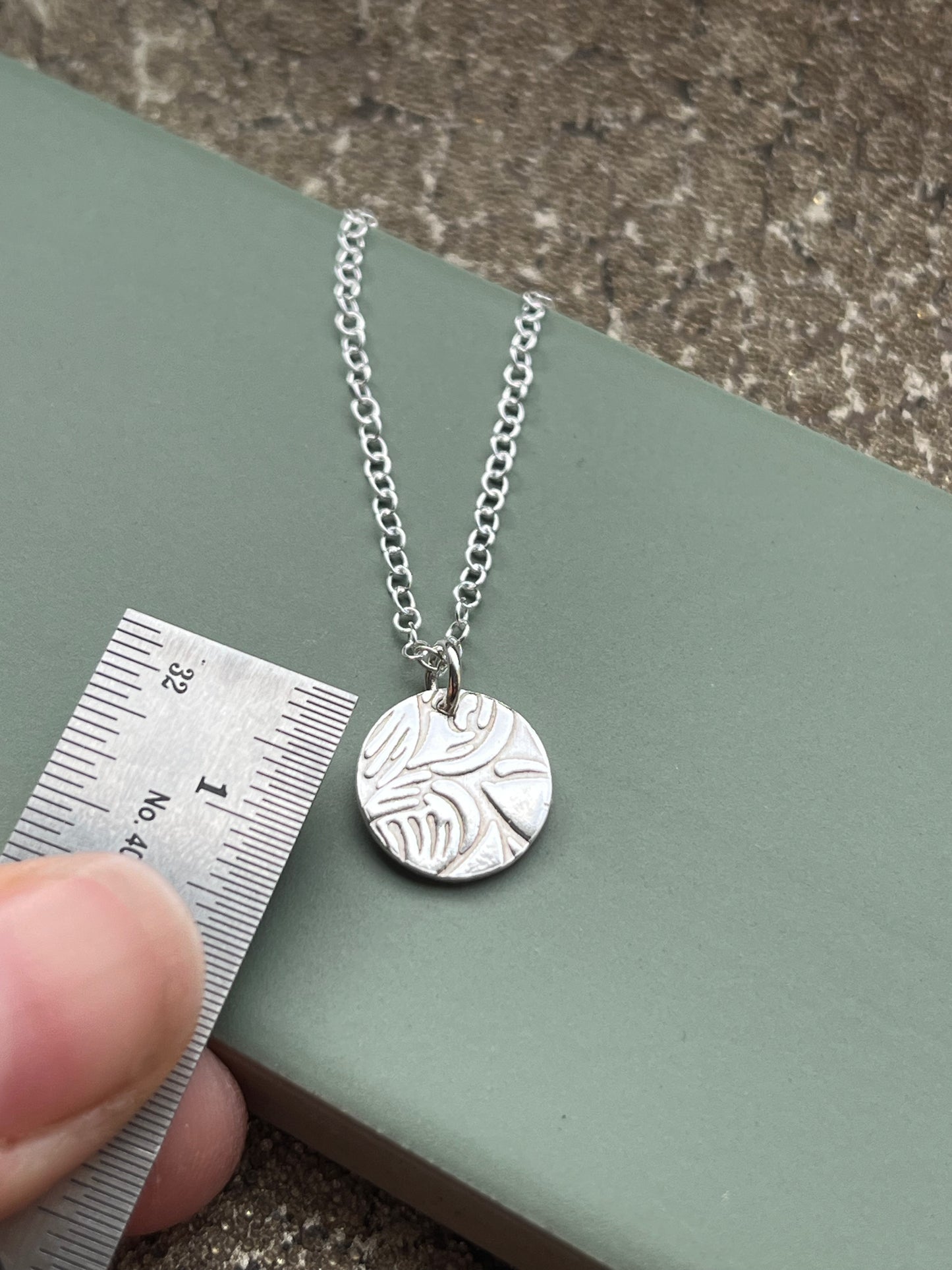 Sterling silver floral pattern pendant 13mm