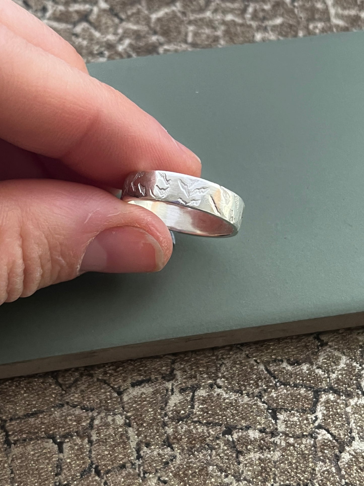Textured sterling mountain texture band ring size Q