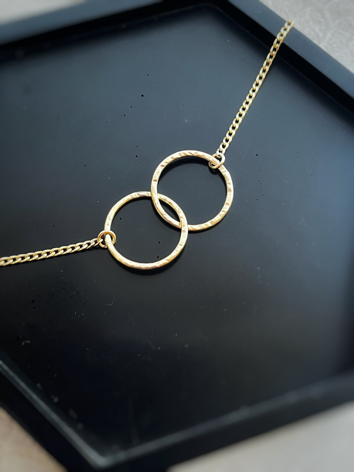 Solid 9ct gold large 18mm interlocking circle hoop curb chain, a handmade hammered textured necklace