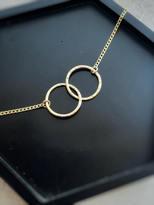 Solid 9ct gold large 18mm interlocking circle hoop curb chain, a handmade hammered textured necklace