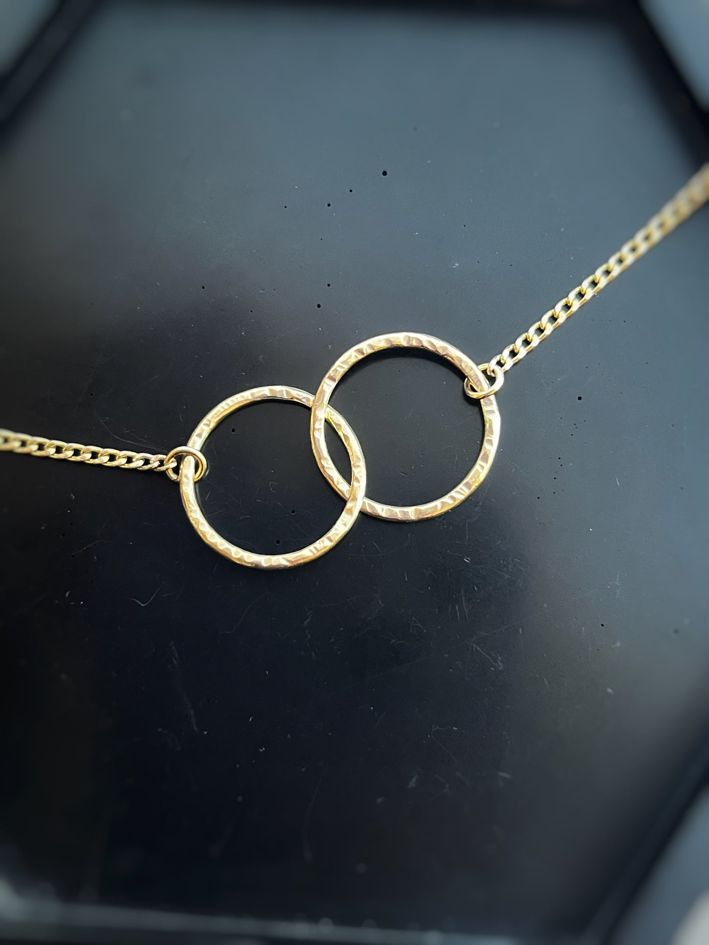 Solid 9ct gold large 18mm interlocking circle hoop curb chain, a handmade hammered textured necklace