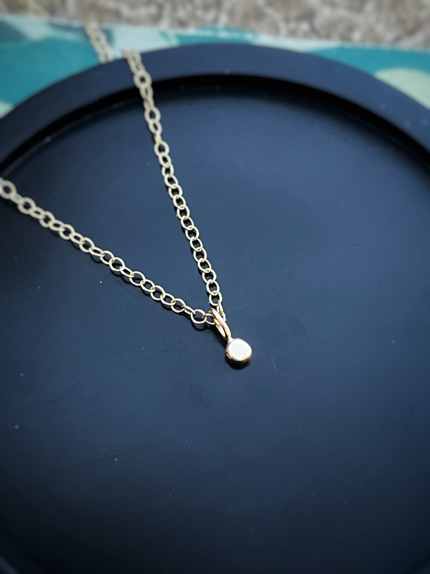 Solid 9ct yellow gold pebble pendant necklace 18 inches