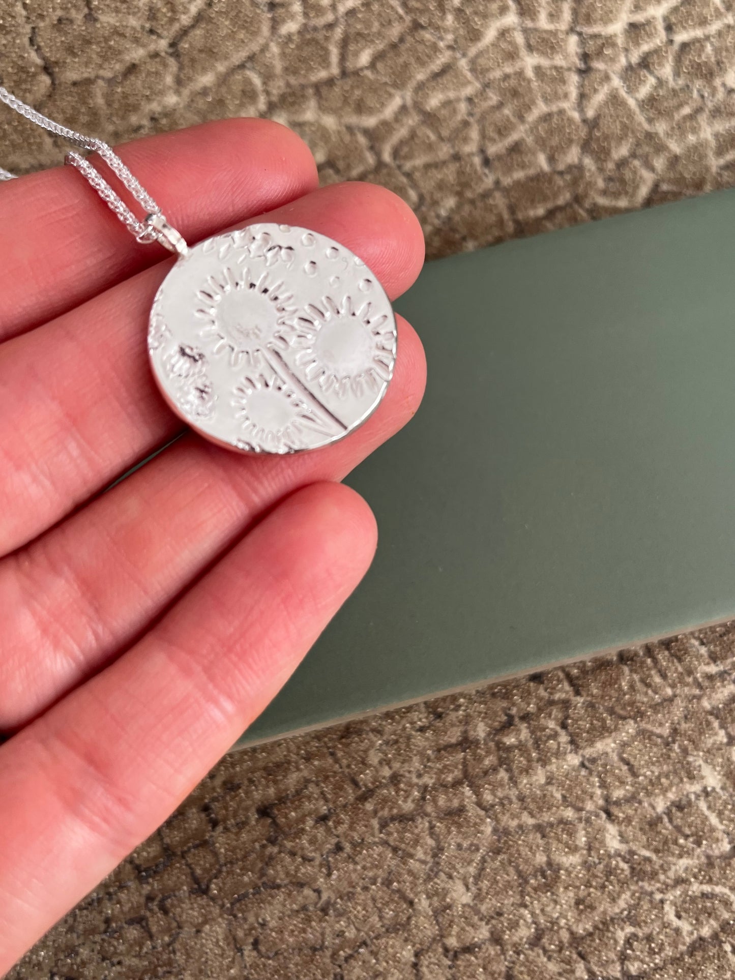 Fine silver abstract flower pattern pendant 25mm