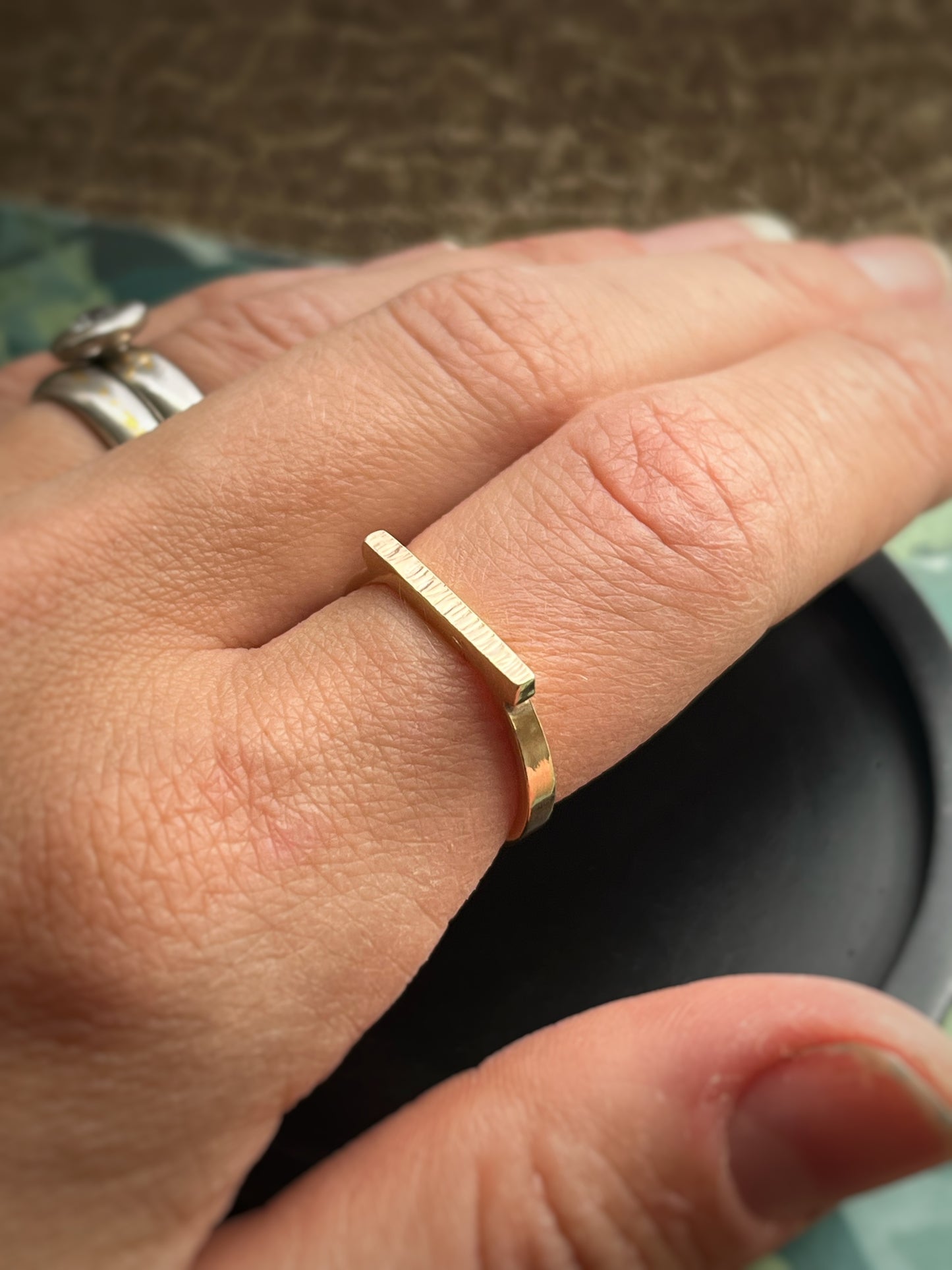 Solid 9ct yellow gold hammered bar ring 2mm wide, size N