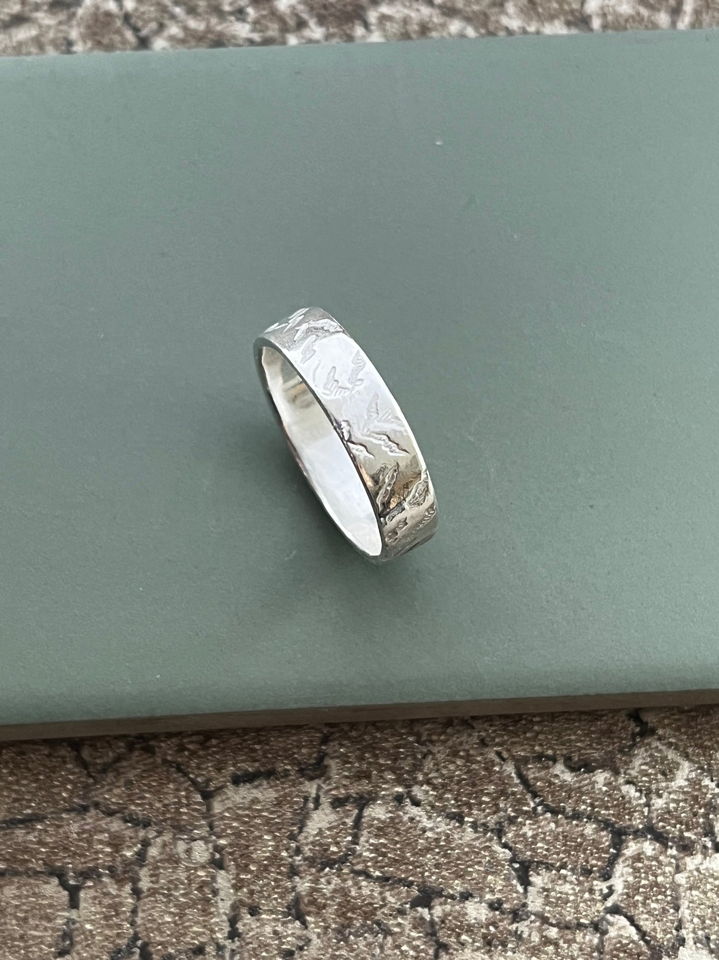 Textured sterling mountain texture band ring size Q