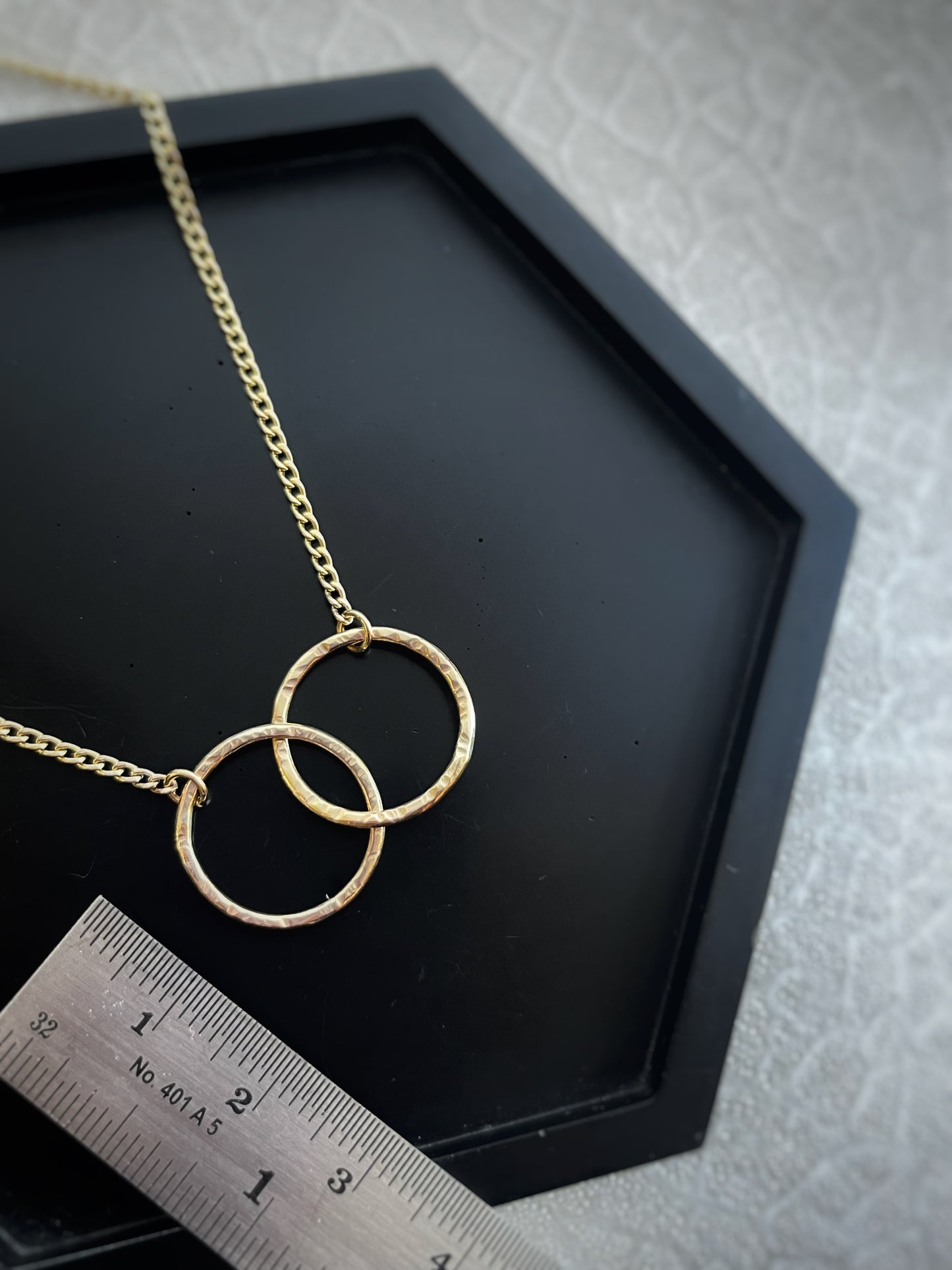 Solid 9ct gold large 18mm interlocking circle hoop curb chain, a handmade hammered textured necklace