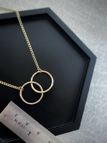 Solid 9ct gold large 18mm interlocking circle hoop curb chain, a handmade hammered textured necklace