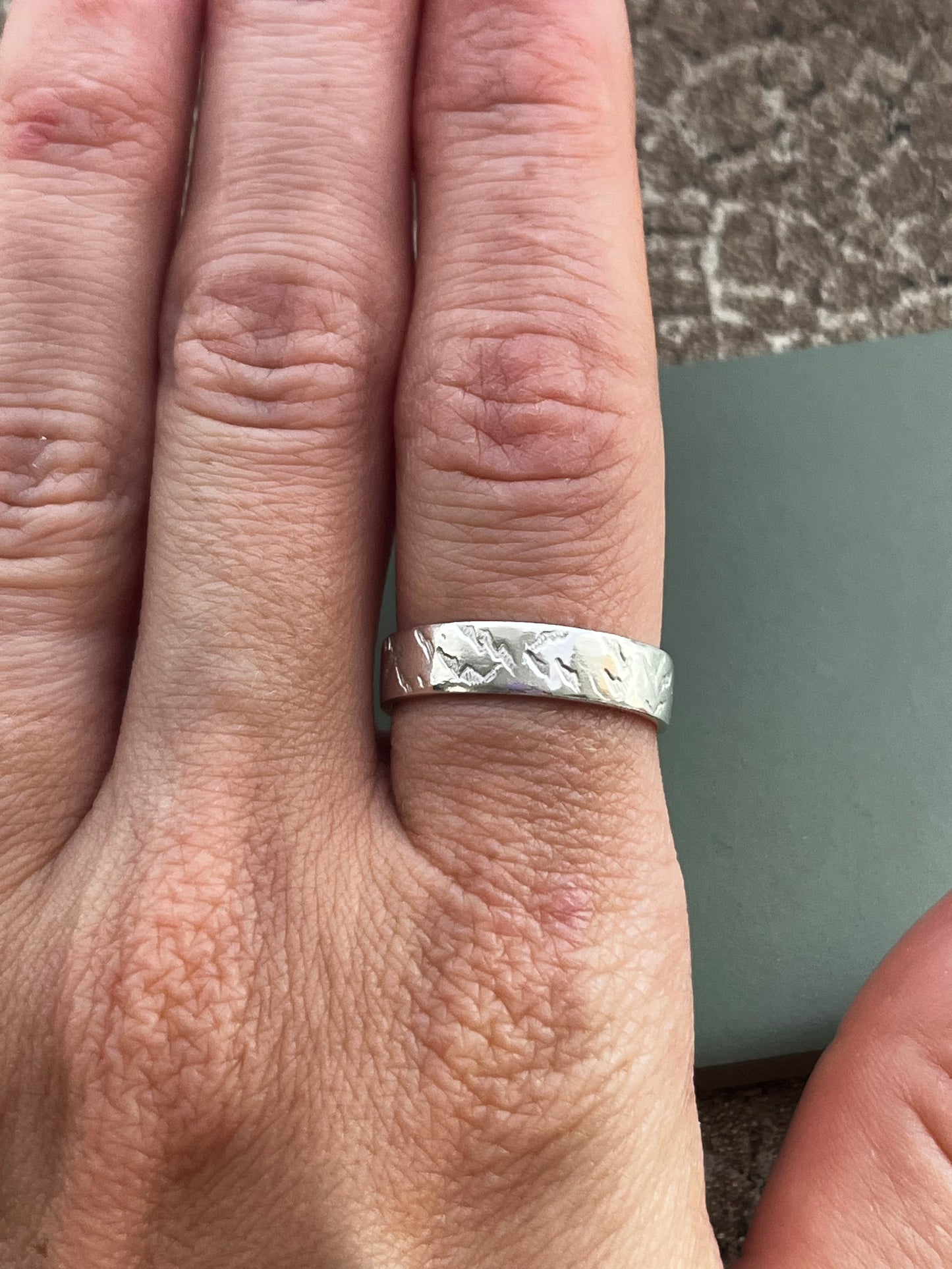 Textured sterling mountain texture band ring size Q