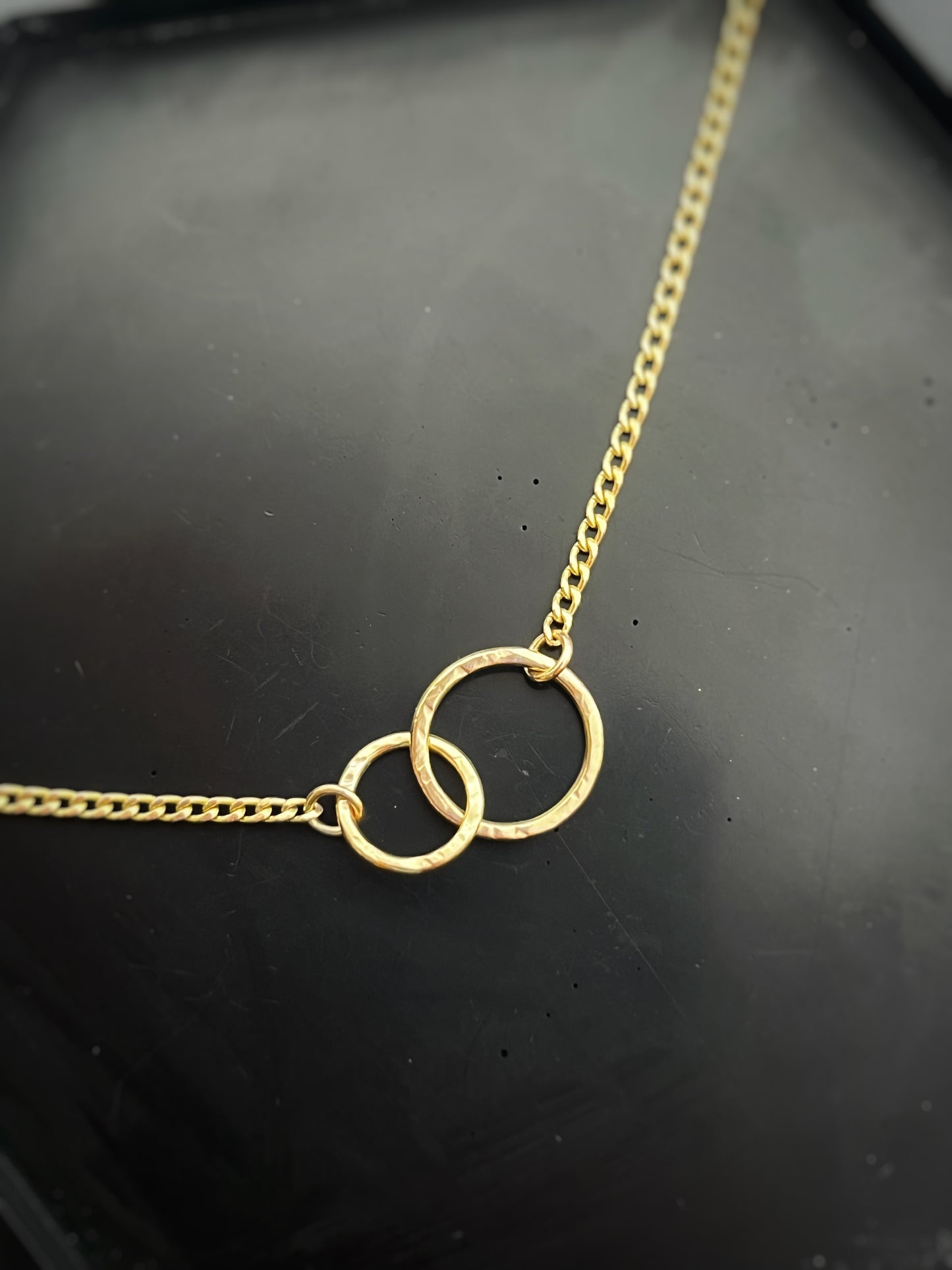 Solid 9ct gold, handmade hammered textured interlocking 9mm & 12mm circle curb chain necklace