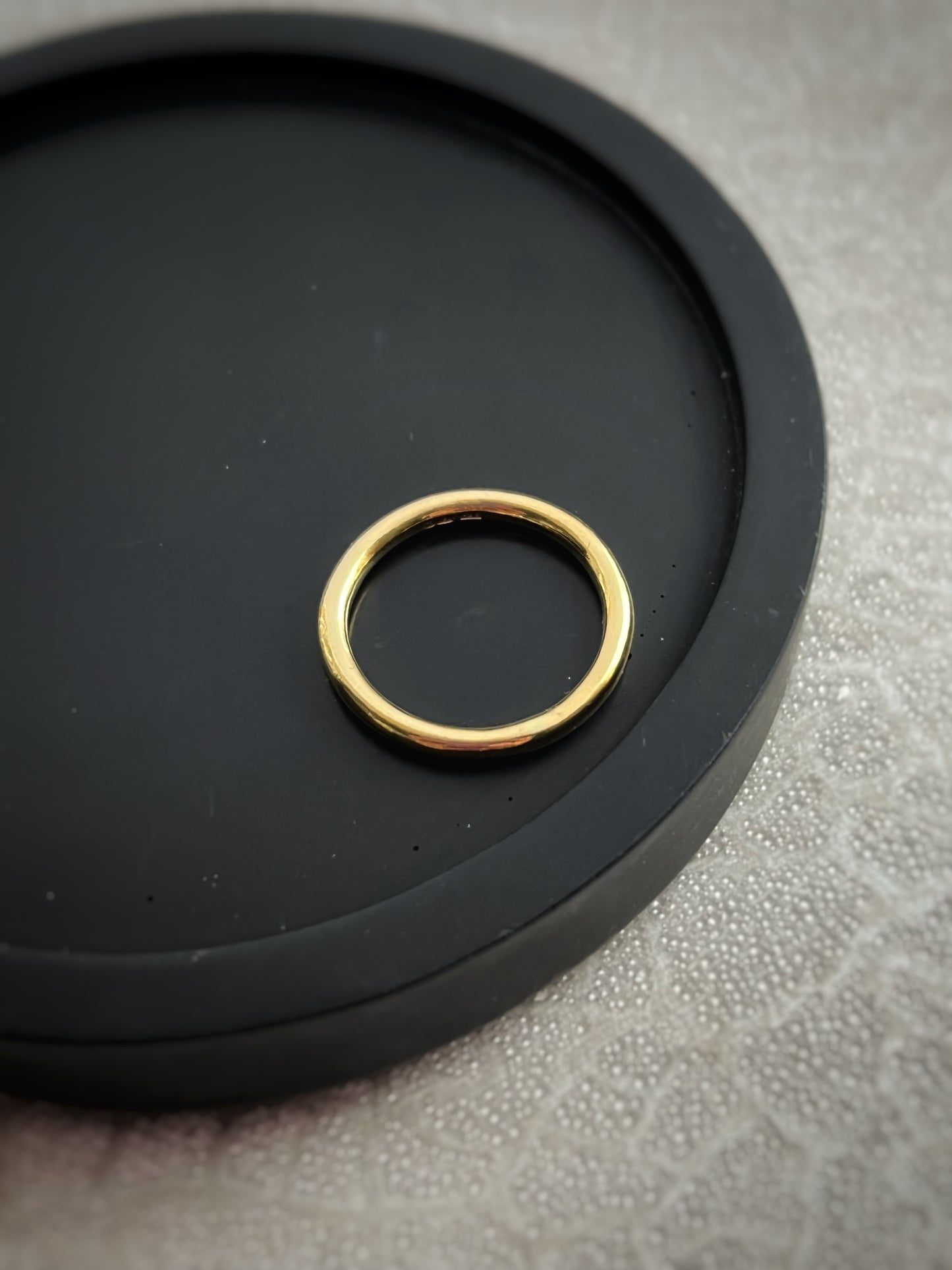 Solid 18ct yellow gold 2mm round wire simple plain modern recycled gold flat band ring