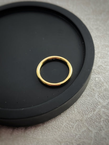 Solid 18ct yellow gold 2mm round wire simple plain modern recycled gold flat band ring