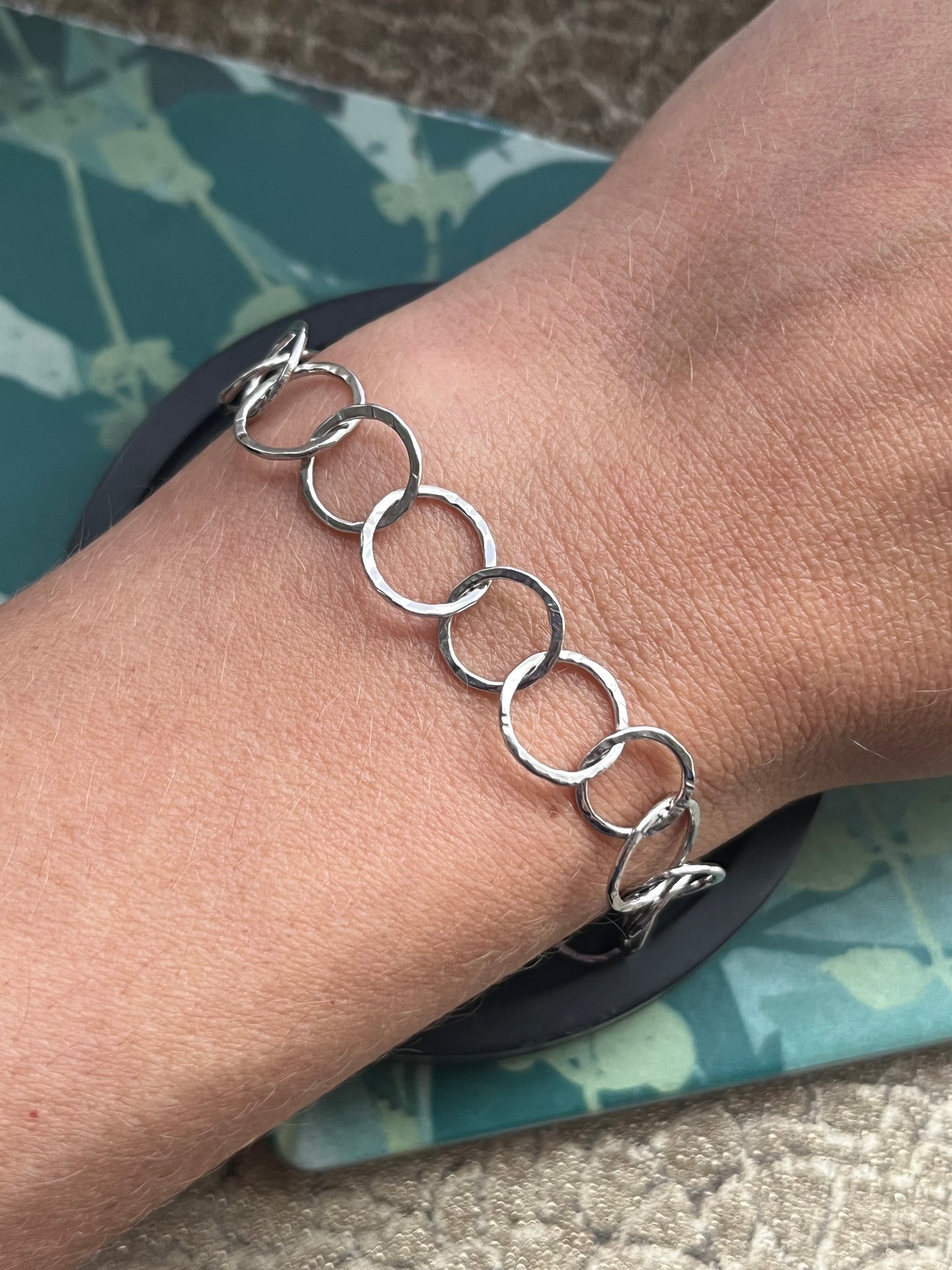 Solid 9ct white gold hammered hoop bracelet 7.5 inches