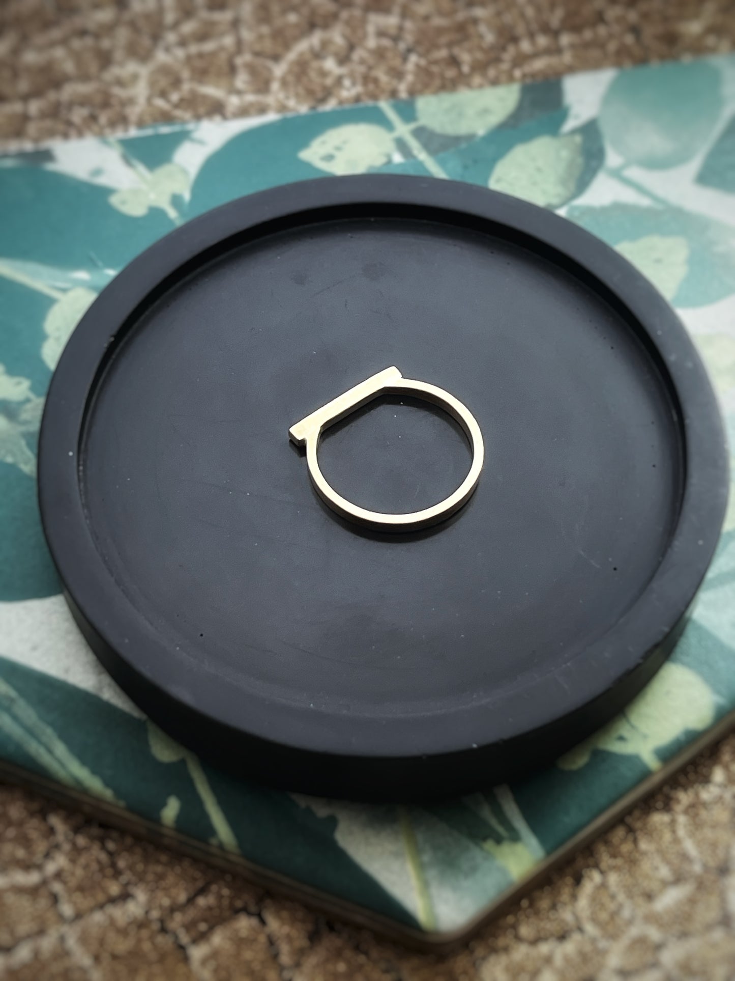 Solid 9ct yellow gold hammered bar ring 2mm wide, size N