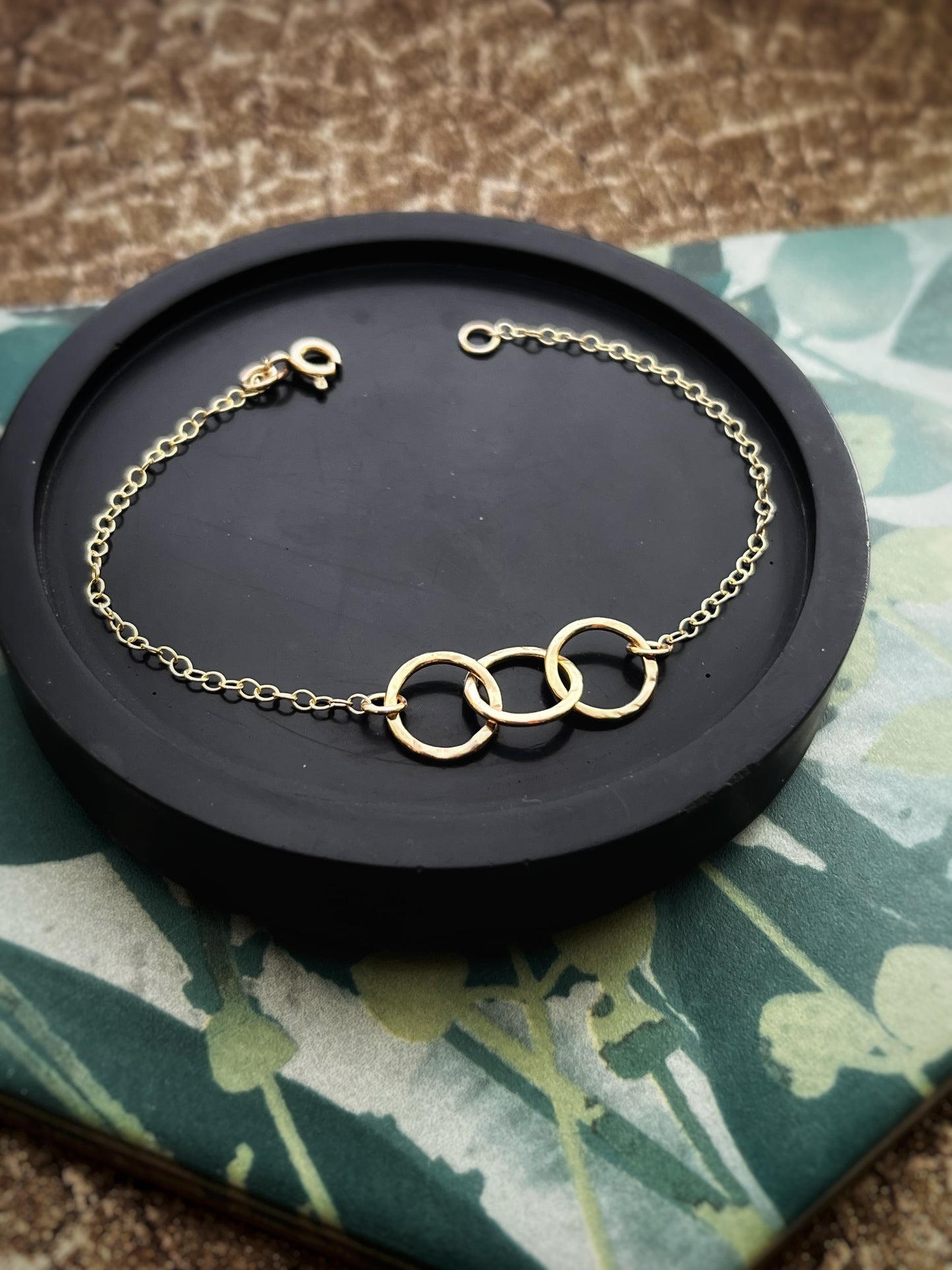 Solid 9ct yellow gold 3 hammered hoop bracelet 6.5 inches