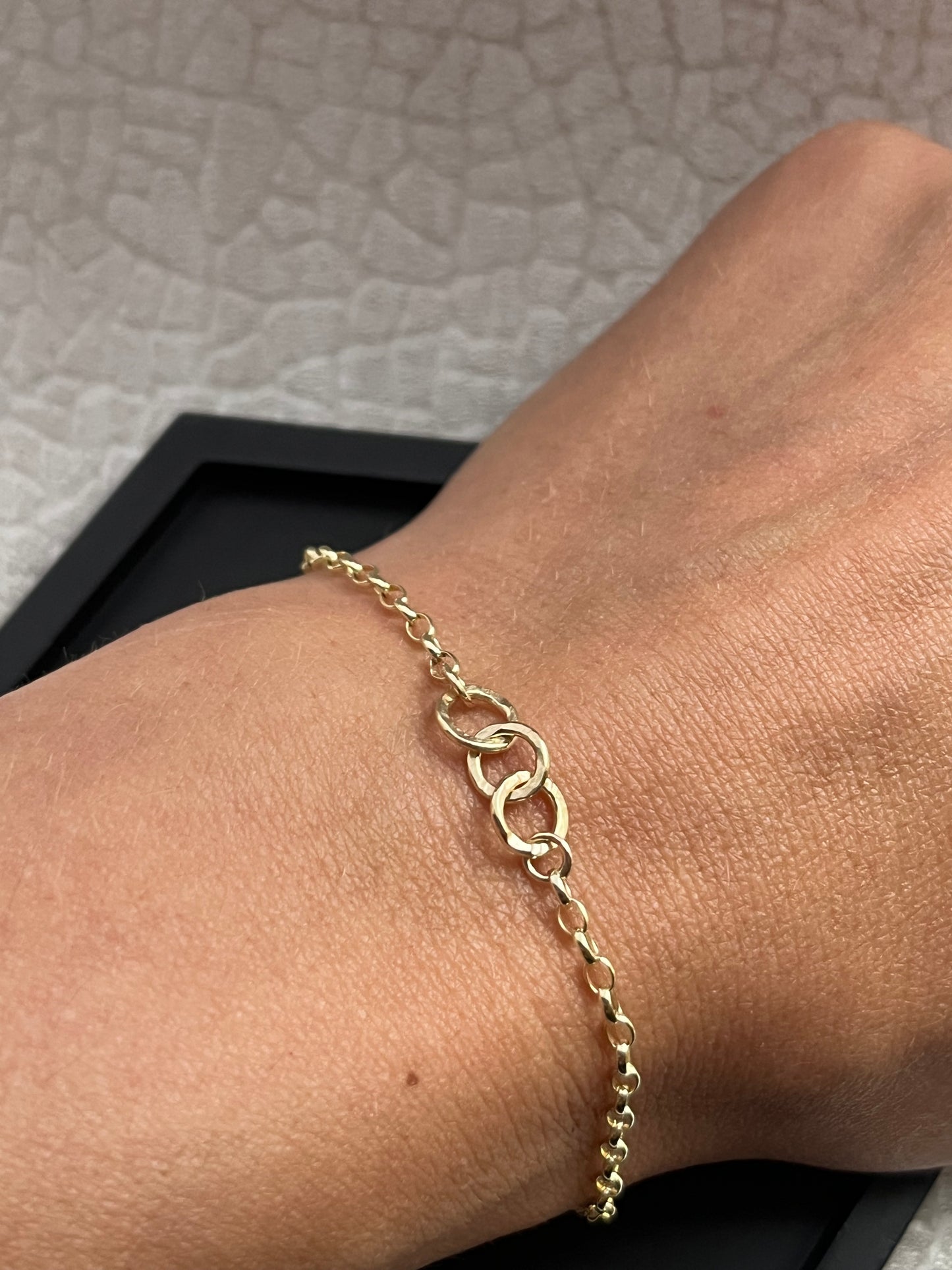 Solid 9ct gold hammered 3 interlocking yellow gold 6mm hoop bracelet with heavy belcher chain