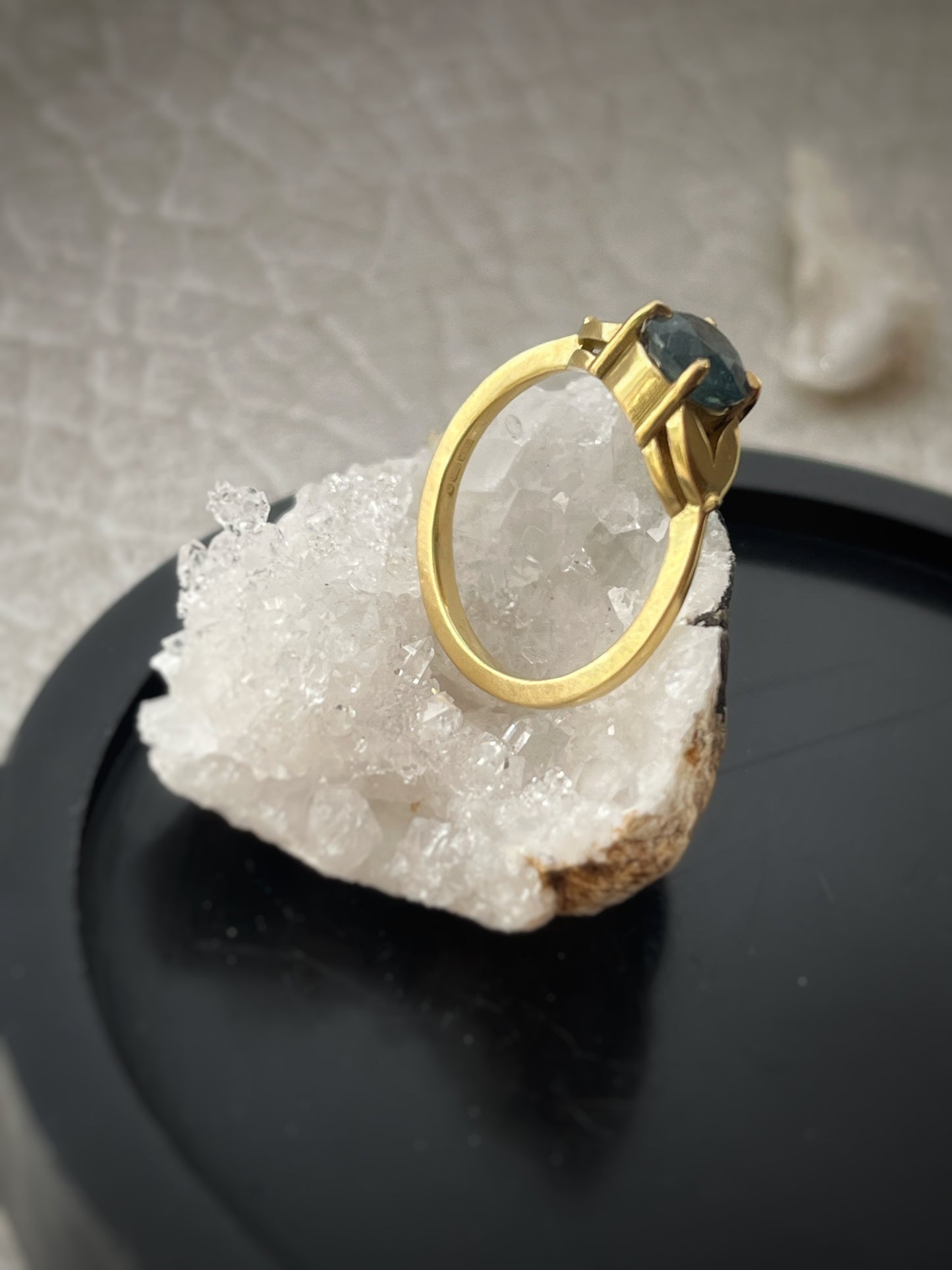 18ct Solid Yellow Gold Sapphire Leaf Ring – Handmade Nature-Inspired Ring with Natural 6mm Montana Sapphire