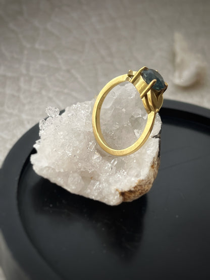18ct Solid Yellow Gold Sapphire Leaf Ring – Handmade Nature-Inspired Ring with Natural 6mm Montana Sapphire
