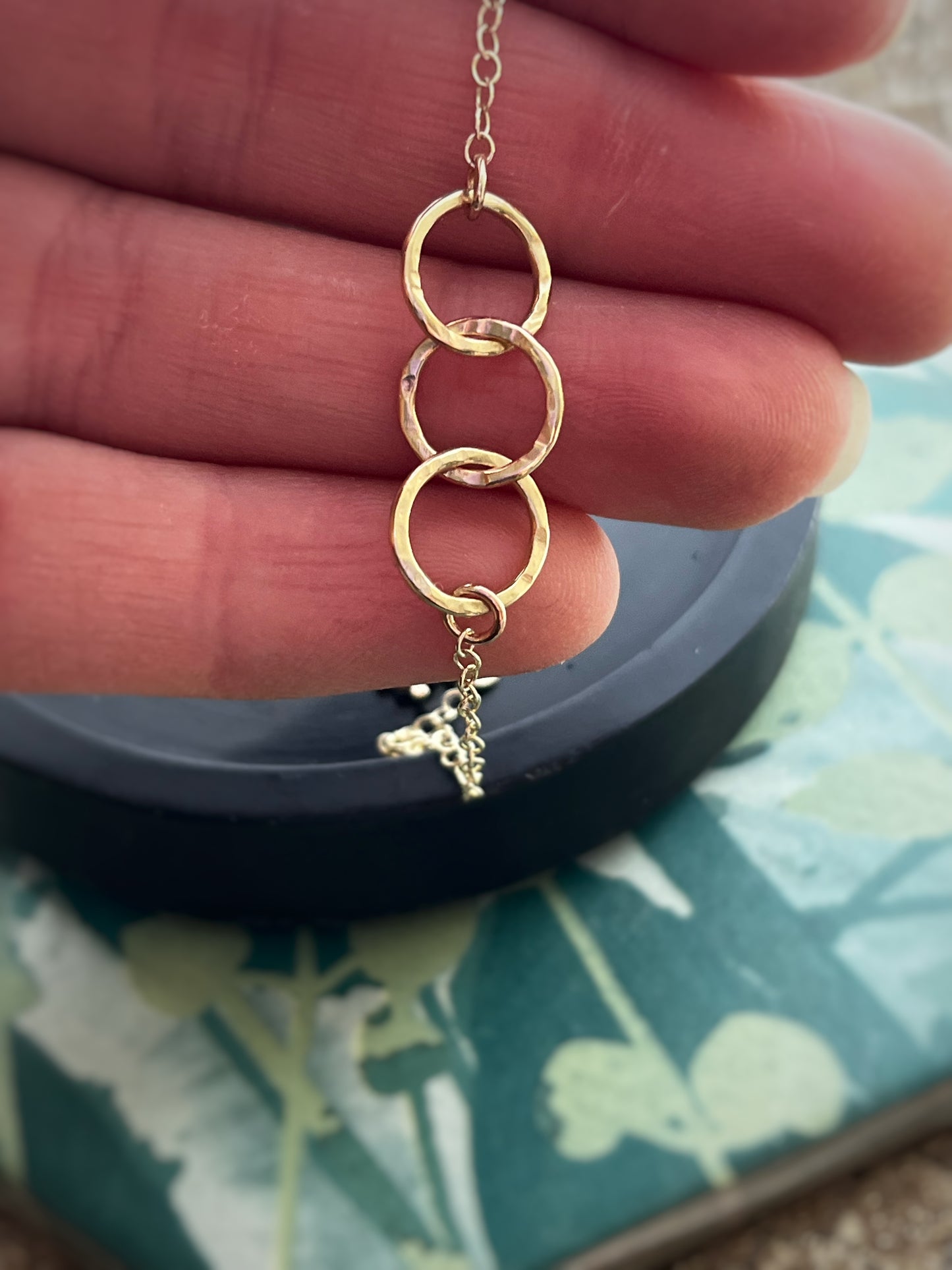 Solid 9ct yellow gold 3 hammered hoop bracelet 6.5 inches