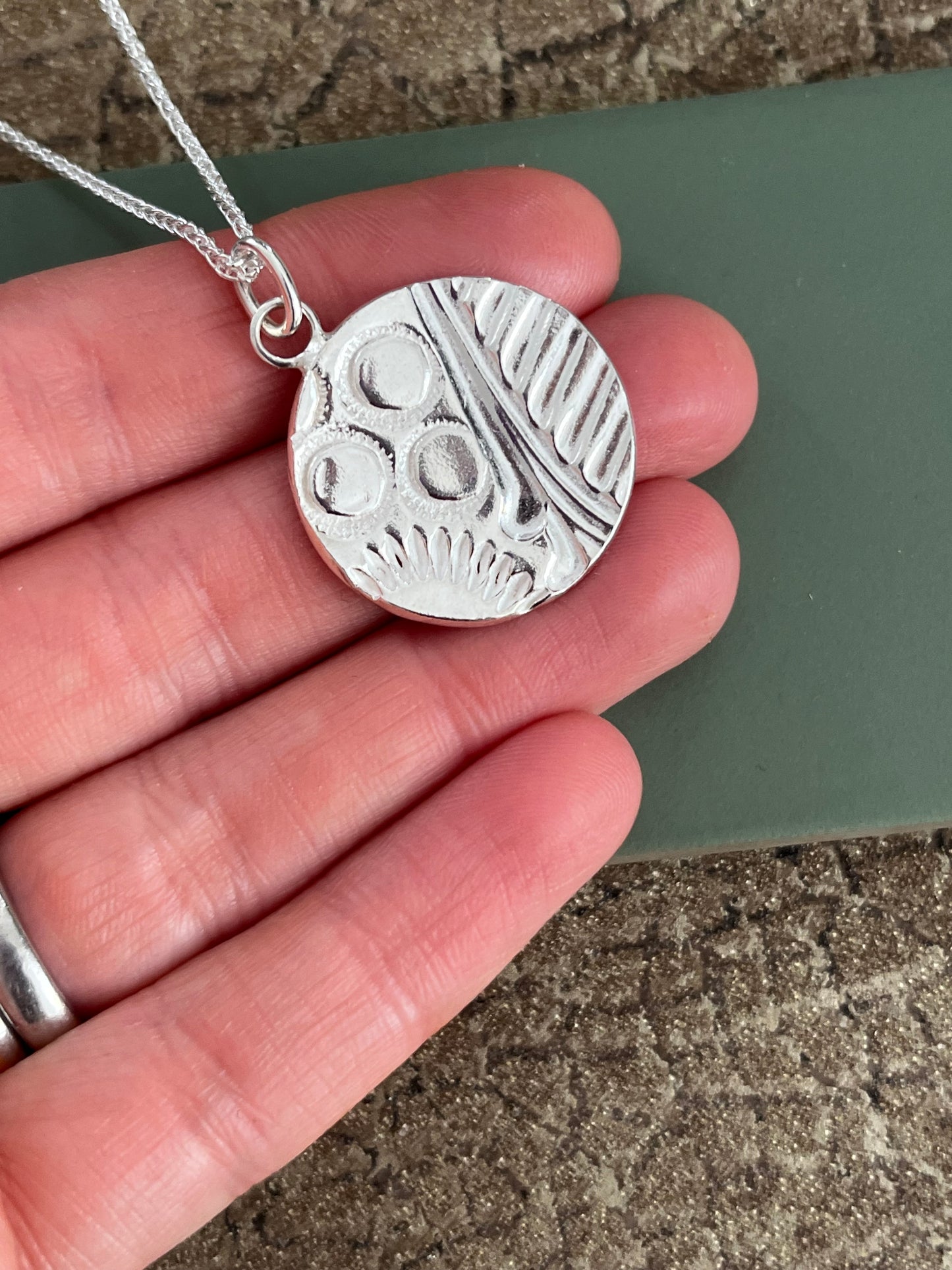 Fine silver abstract pattern pendant 25mm
