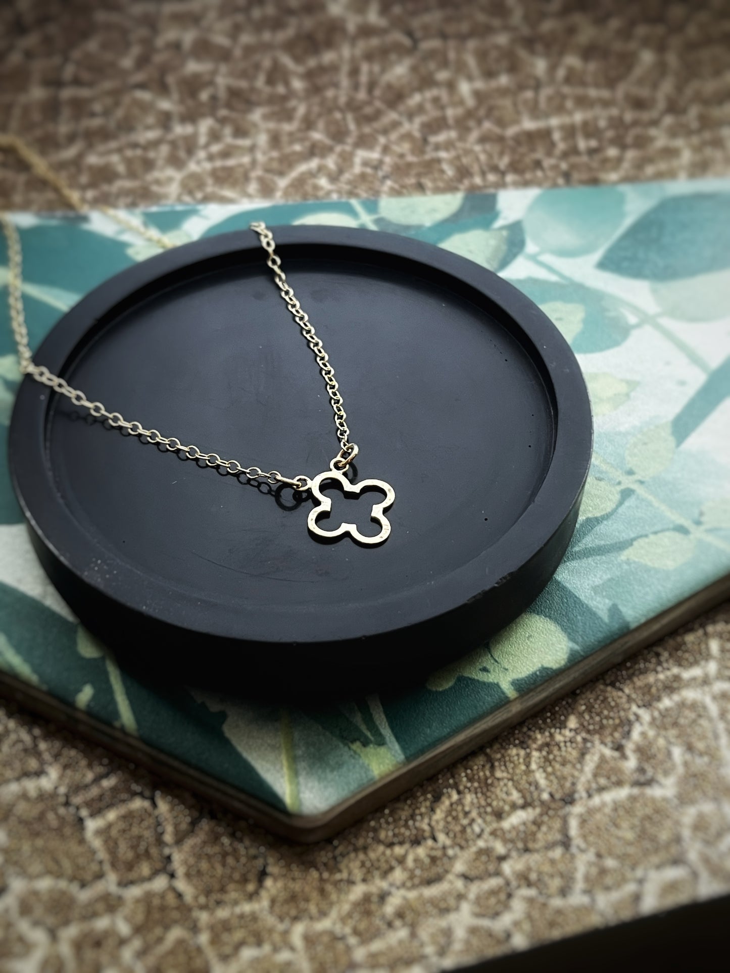 Solid 9ct yellow gold hammered clover flower necklace 18 inches