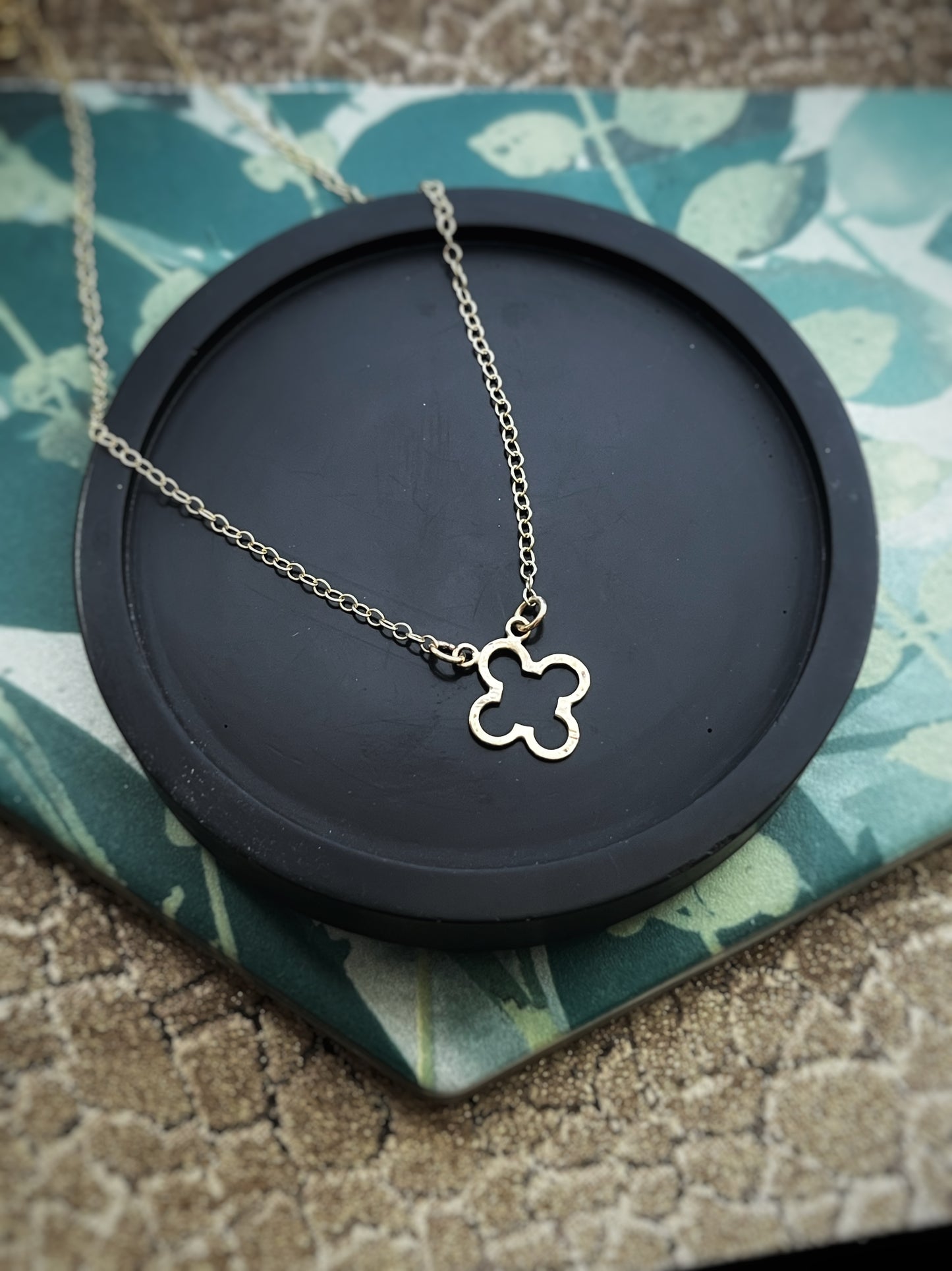 Solid 9ct yellow gold hammered clover flower necklace 18 inches