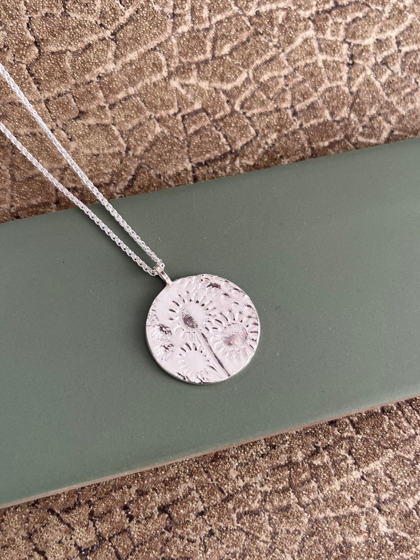 Fine silver abstract flower pattern pendant 25mm