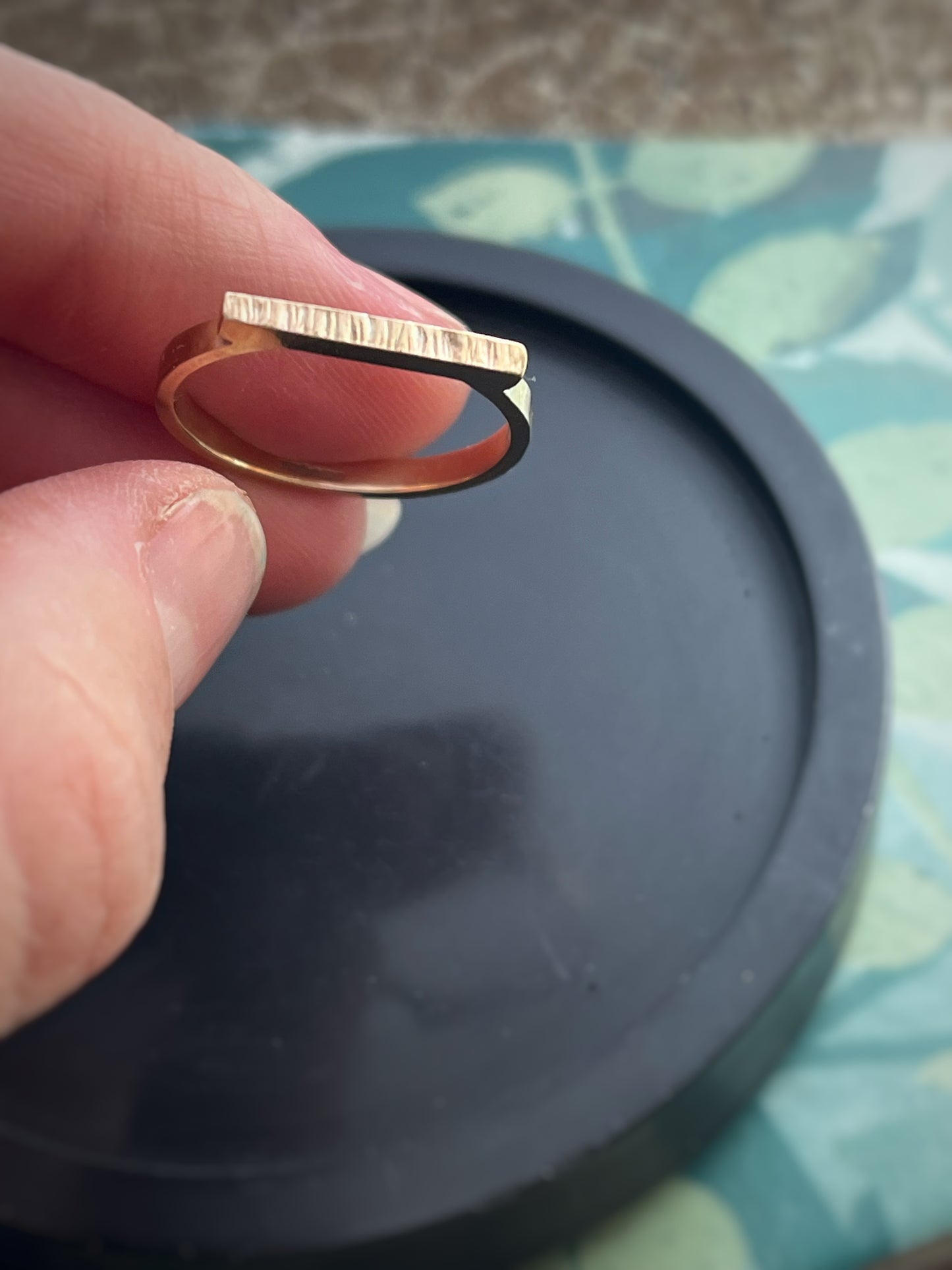 Solid 9ct yellow gold hammered bar ring 2mm wide, size N