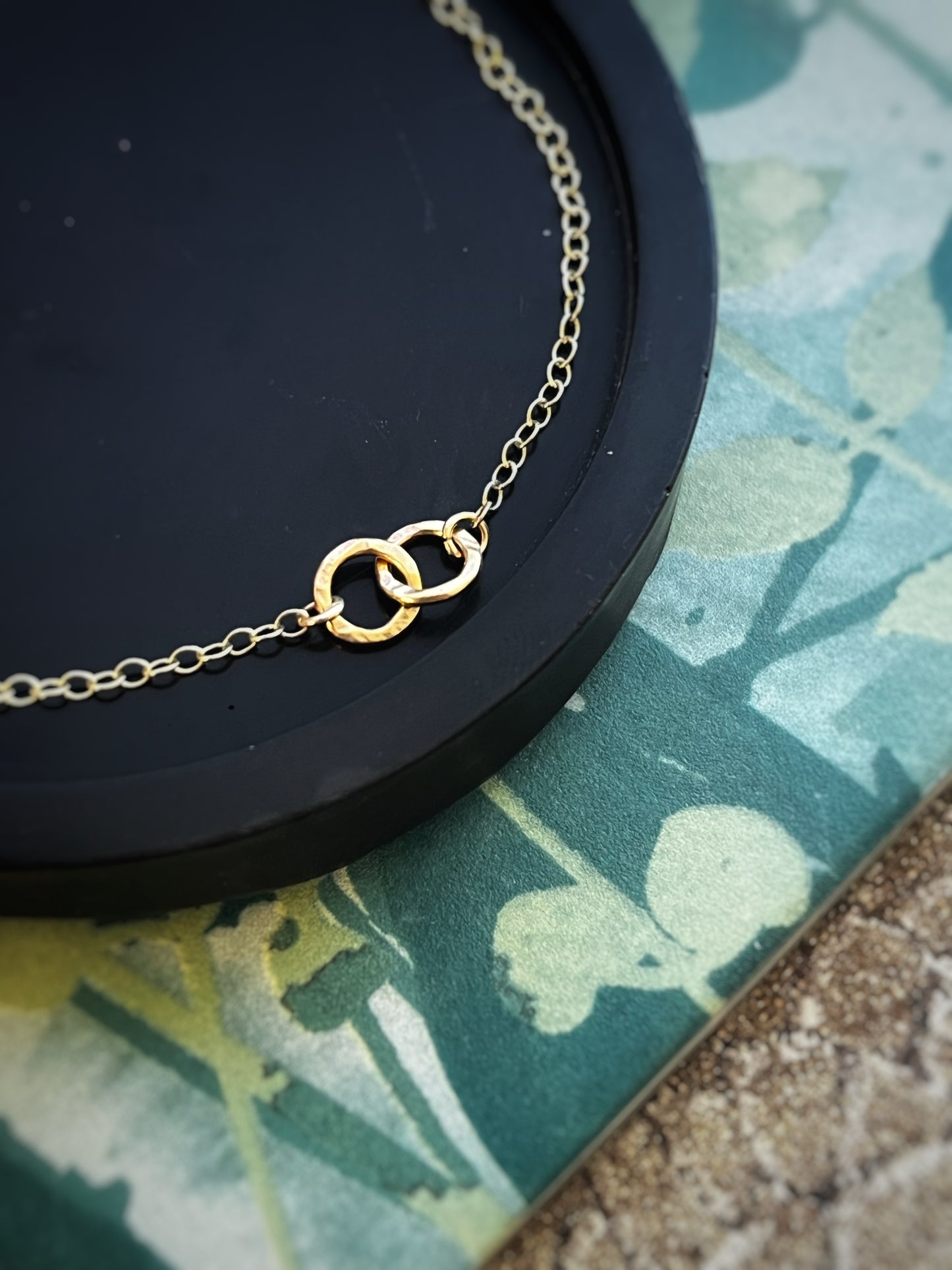 Solid 9ct yellow gold 2 hammered  6mm hoop bracelet 7.5 inches