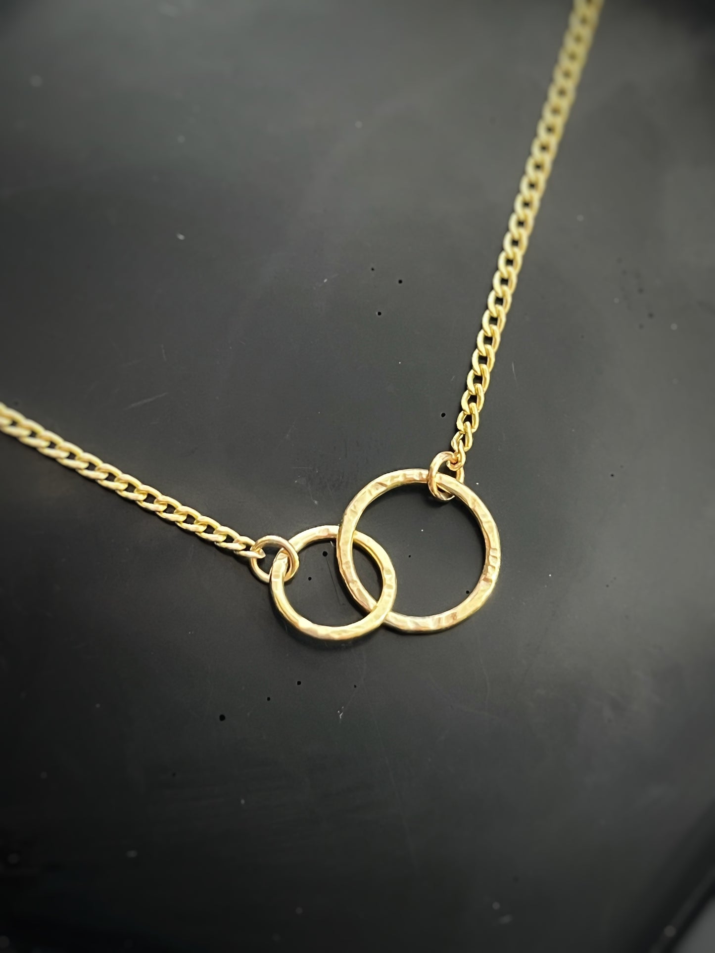 Solid 9ct gold, handmade hammered textured interlocking 9mm & 12mm circle curb chain necklace
