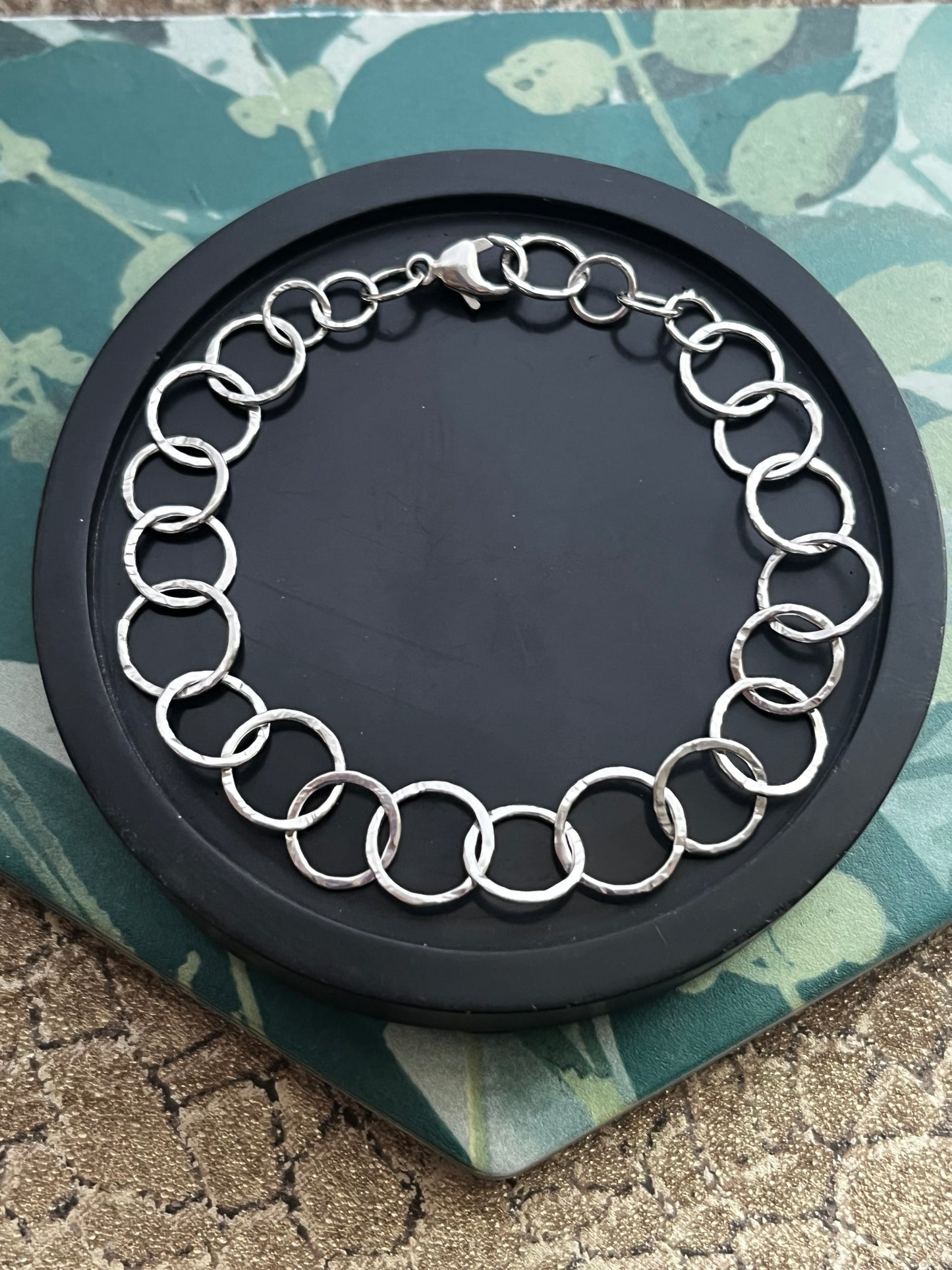 Solid 9ct white gold hammered hoop bracelet 7.5 inches