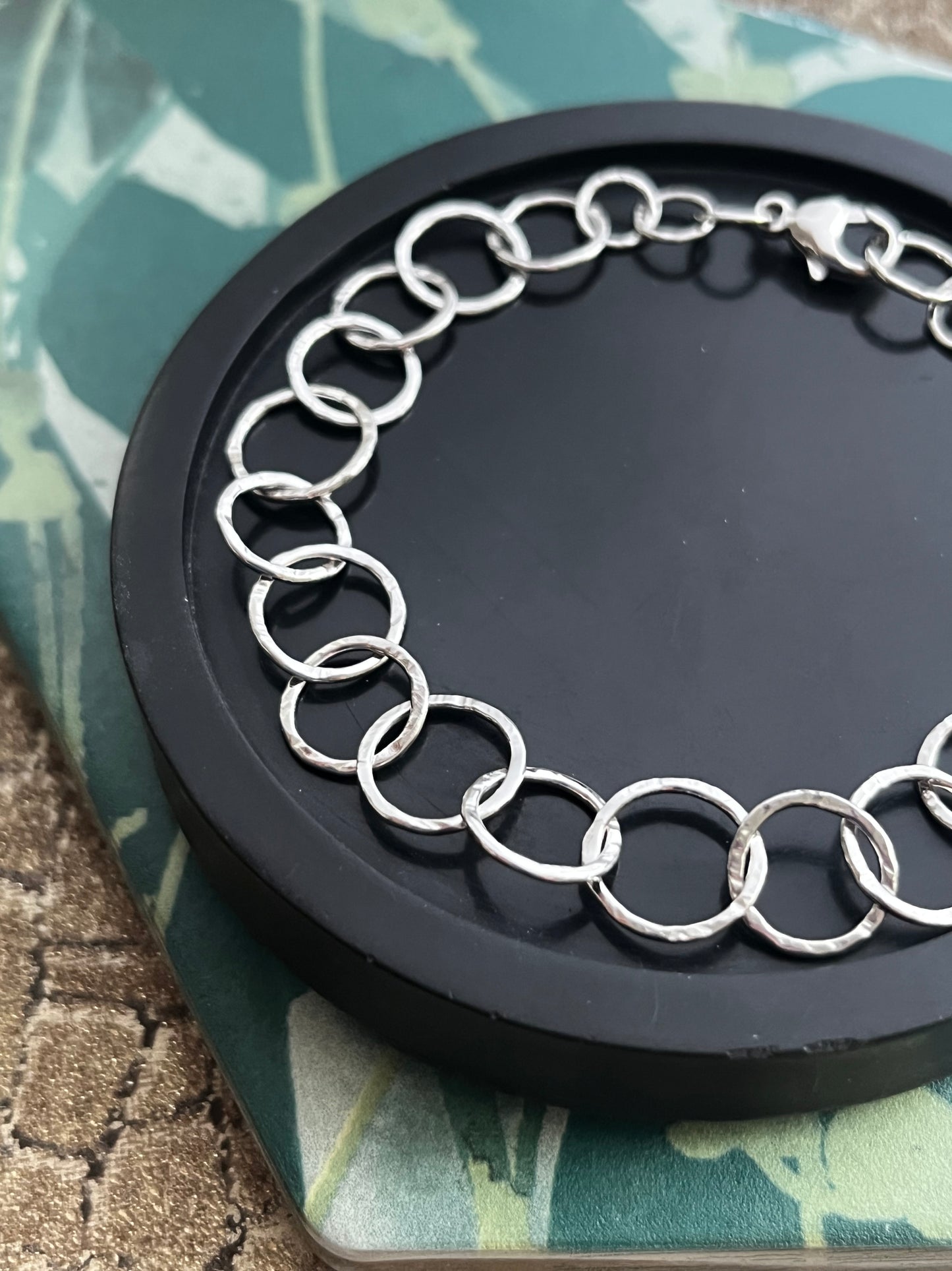 Solid 9ct white gold hammered hoop bracelet 7.5 inches