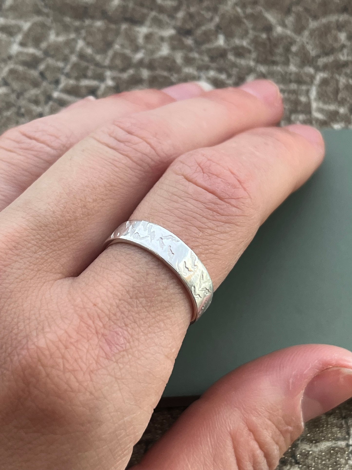 Textured sterling mountain texture band ring size Q