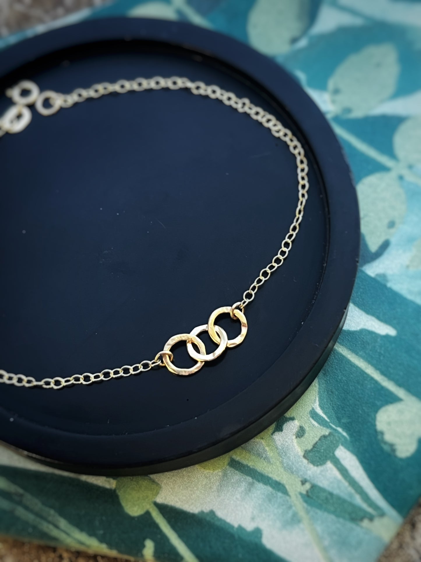 Solid 9ct yellow gold 3 hammered  6mm hoop bracelet 7.5 inches